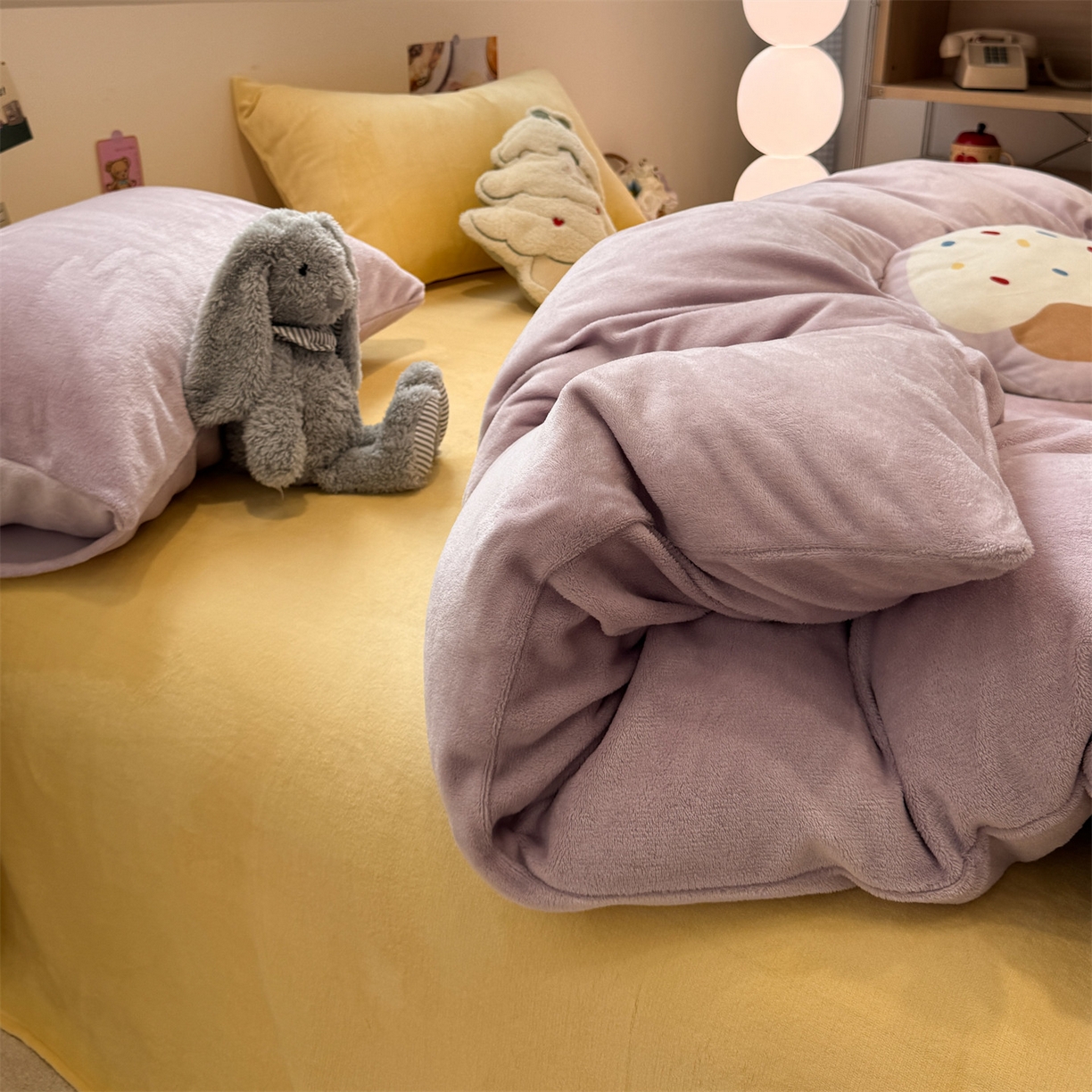 91家纺网 家纺一手货源 找家纺 857家居 2025新款牛奶绒纯色拼格子四件套 芋泥奶酪