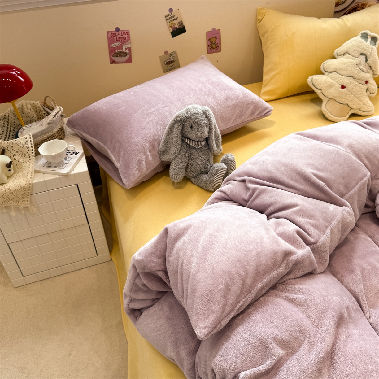 91家纺网 家纺一手货源 找家纺 857家居 2025新款牛奶绒纯色拼格子四件套 芋泥奶酪