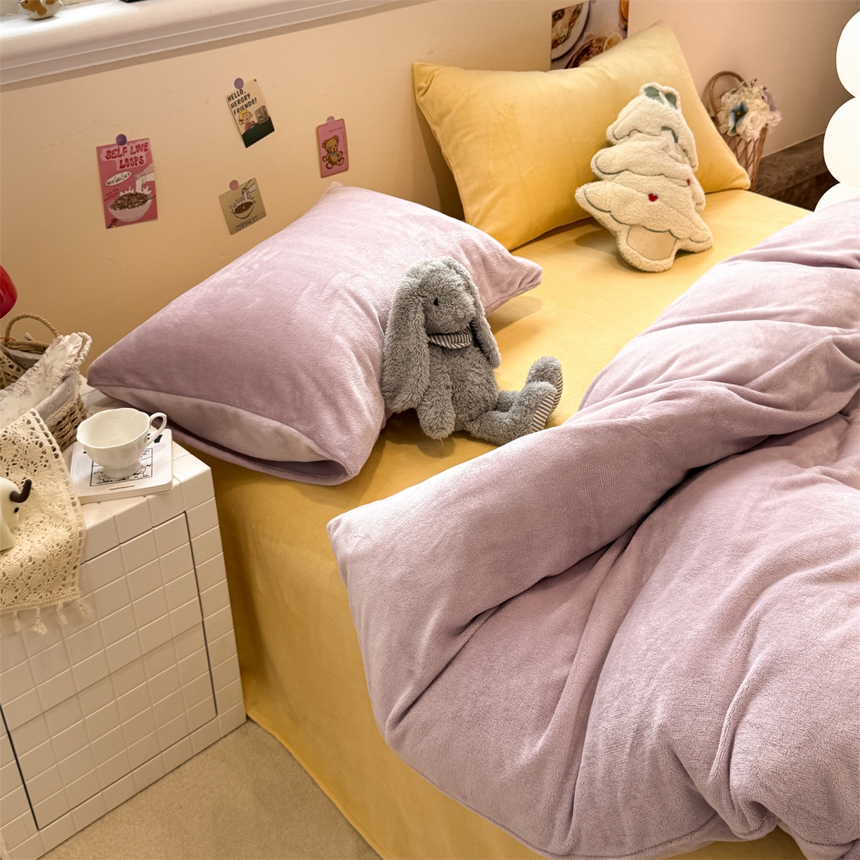 91家纺网 家纺一手货源 找家纺 857家居 2025新款牛奶绒纯色拼格子四件套 芋泥奶酪