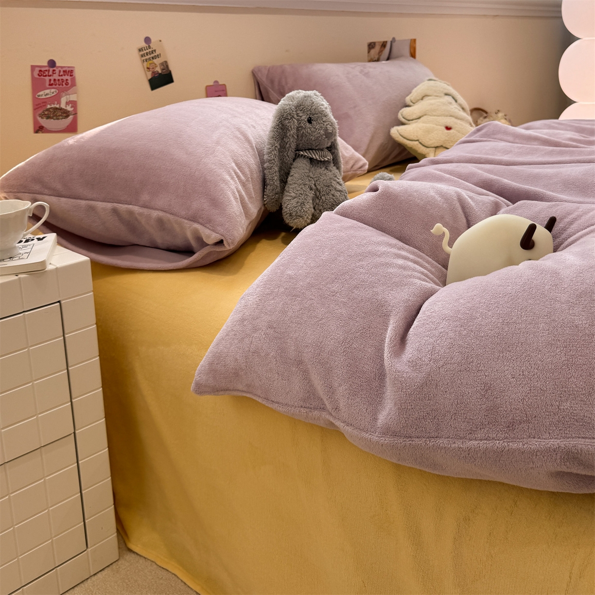 91家纺网 家纺一手货源 找家纺 857家居 2025新款牛奶绒纯色拼格子四件套 芋泥奶酪