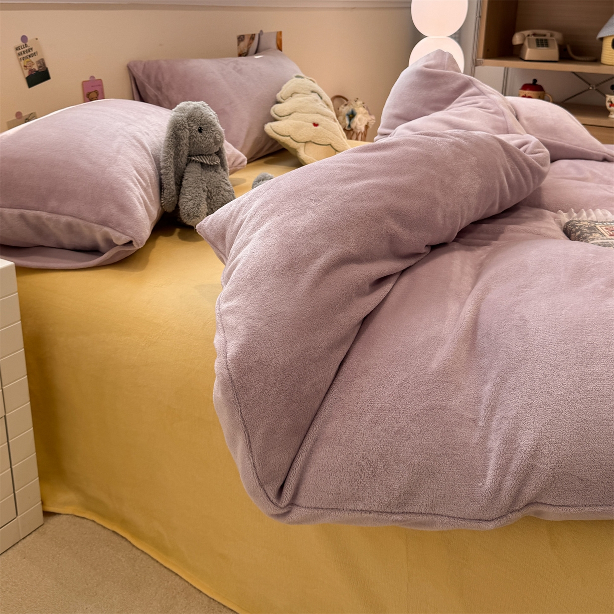 91家纺网 家纺一手货源 找家纺 857家居 2025新款牛奶绒纯色拼格子四件套 芋泥奶酪