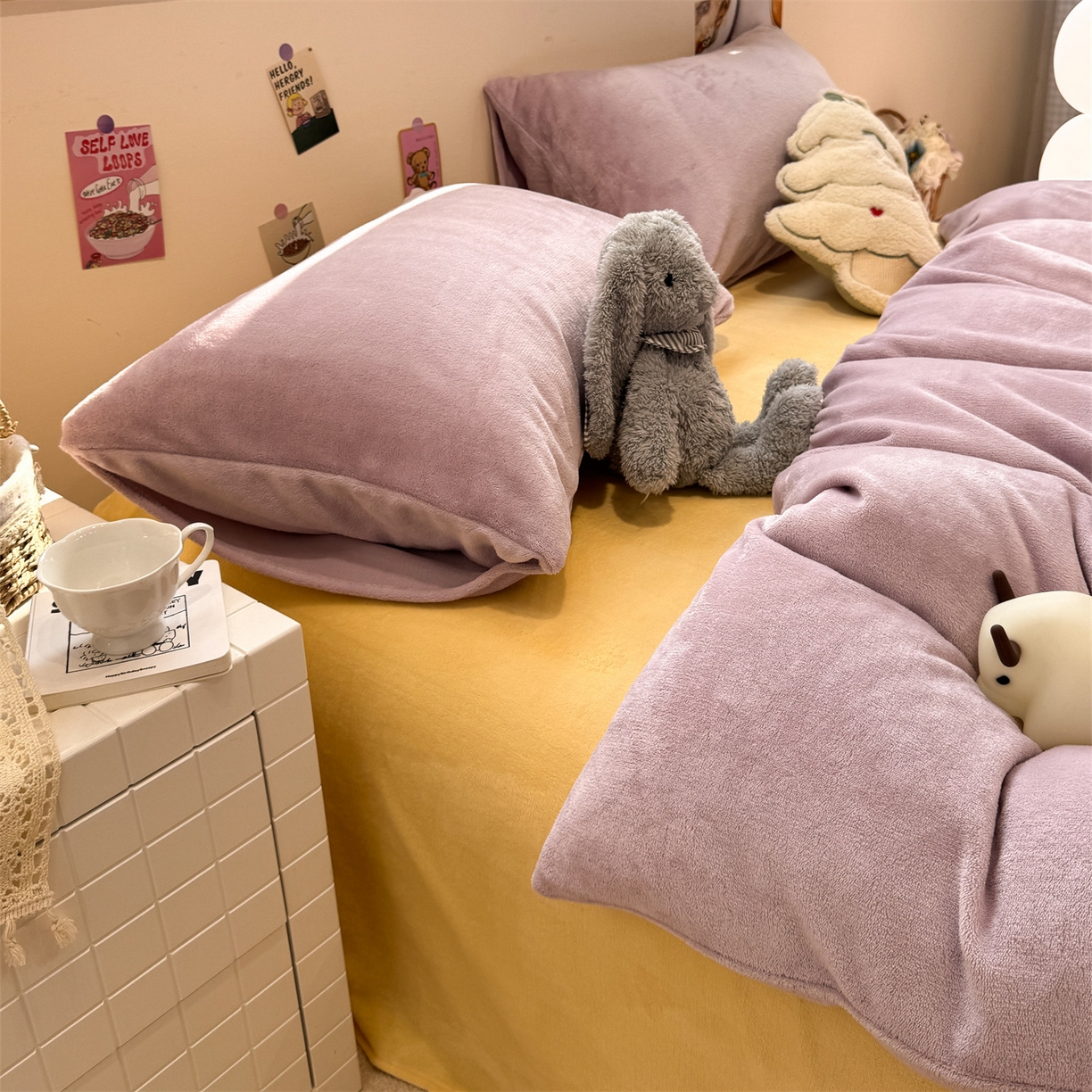 91家纺网 家纺一手货源 找家纺 857家居 2025新款牛奶绒纯色拼格子四件套 芋泥奶酪