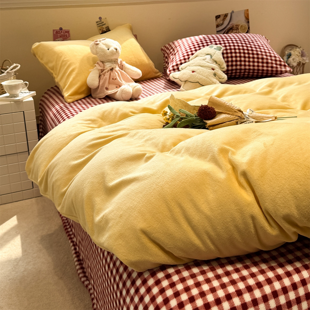 91家纺网 家纺一手货源 找家纺 857家居 2025新款牛奶绒纯色拼格子四件套 榛果热巧