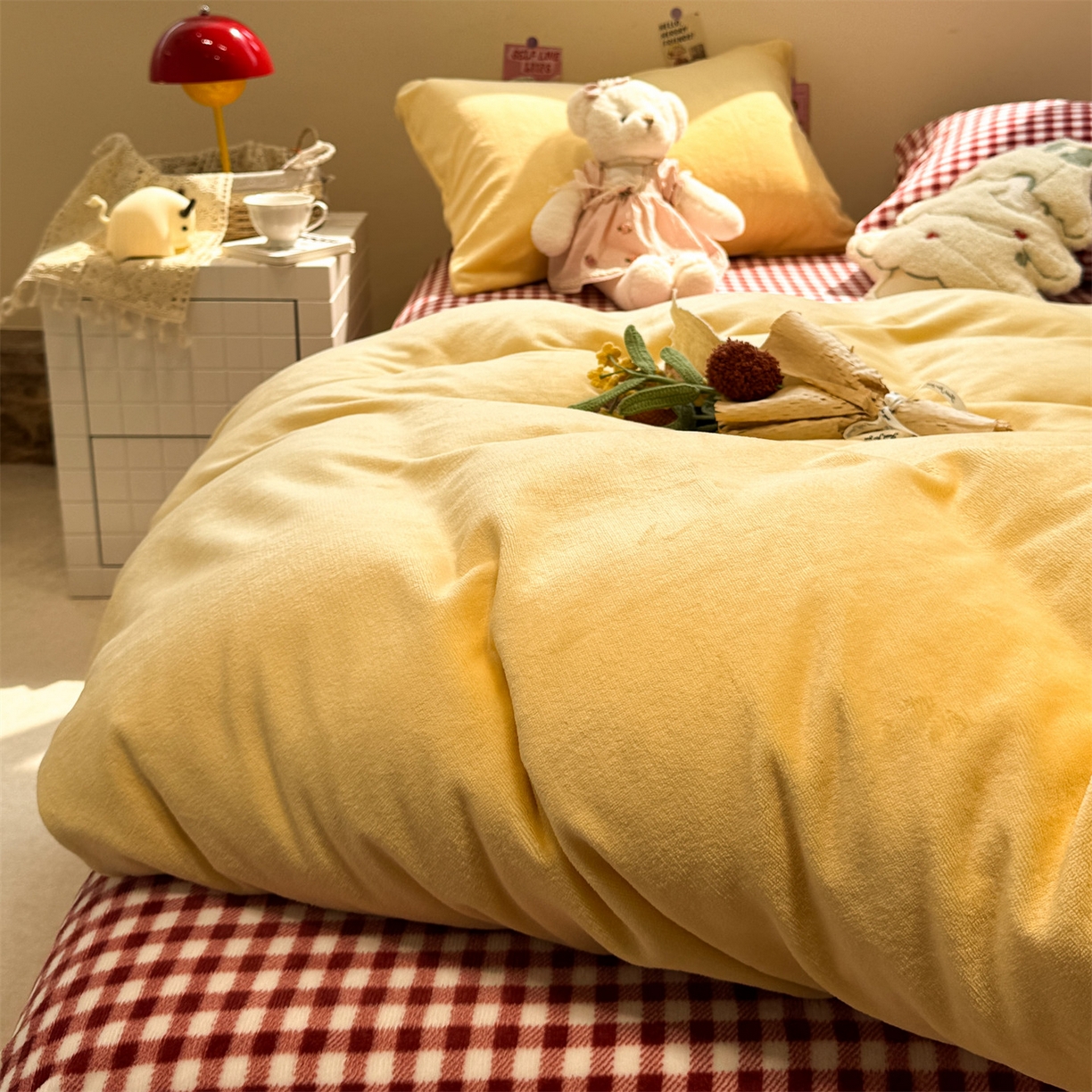 91家纺网 家纺一手货源 找家纺 857家居 2025新款牛奶绒纯色拼格子四件套 榛果热巧