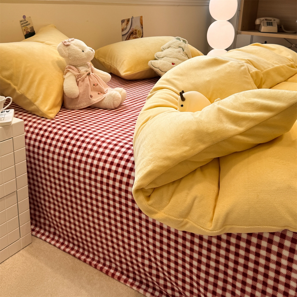 91家纺网 家纺一手货源 找家纺 857家居 2025新款牛奶绒纯色拼格子四件套 榛果热巧