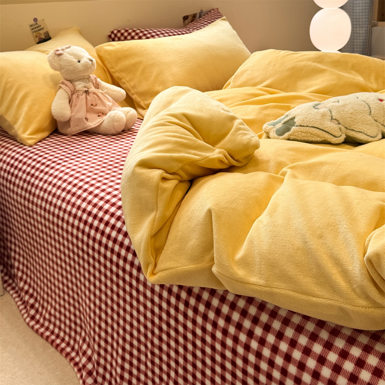 91家纺网 家纺一手货源 找家纺 857家居 2025新款牛奶绒纯色拼格子四件套 榛果热巧