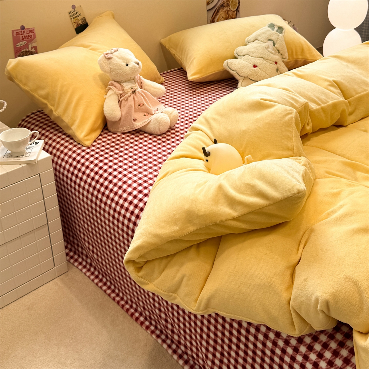 91家纺网 家纺一手货源 找家纺 857家居 2025新款牛奶绒纯色拼格子四件套 榛果热巧