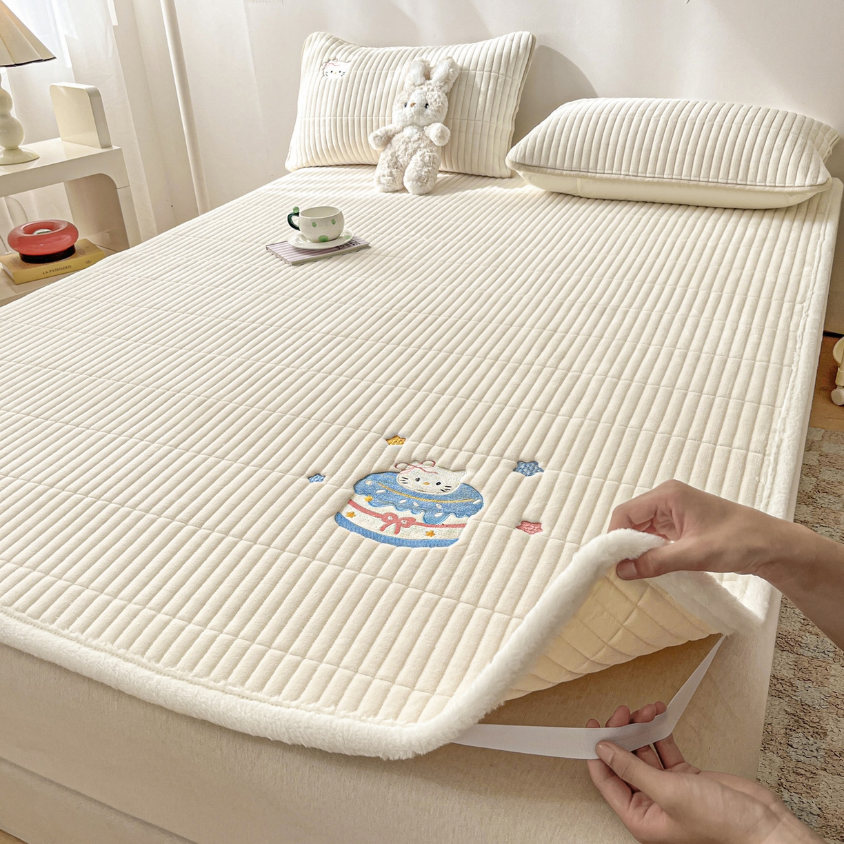 91家纺网 家纺一手货源 找家纺 （总）摩妮卡 2025新款加厚保暖牛奶绒夹棉绣花床垫三件套