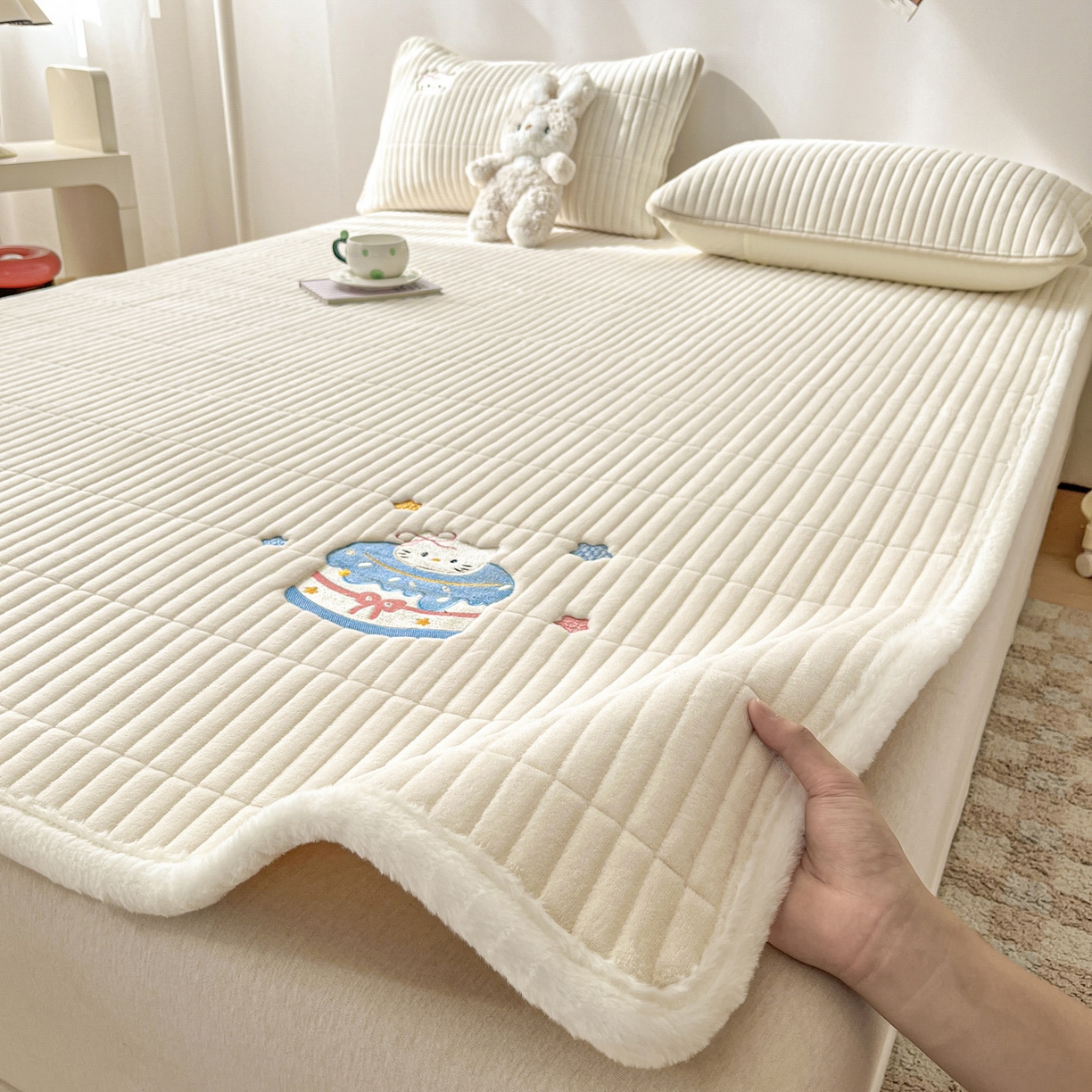 91家纺网 家纺一手货源 找家纺 （总）摩妮卡 2025新款加厚保暖牛奶绒夹棉绣花床垫三件套