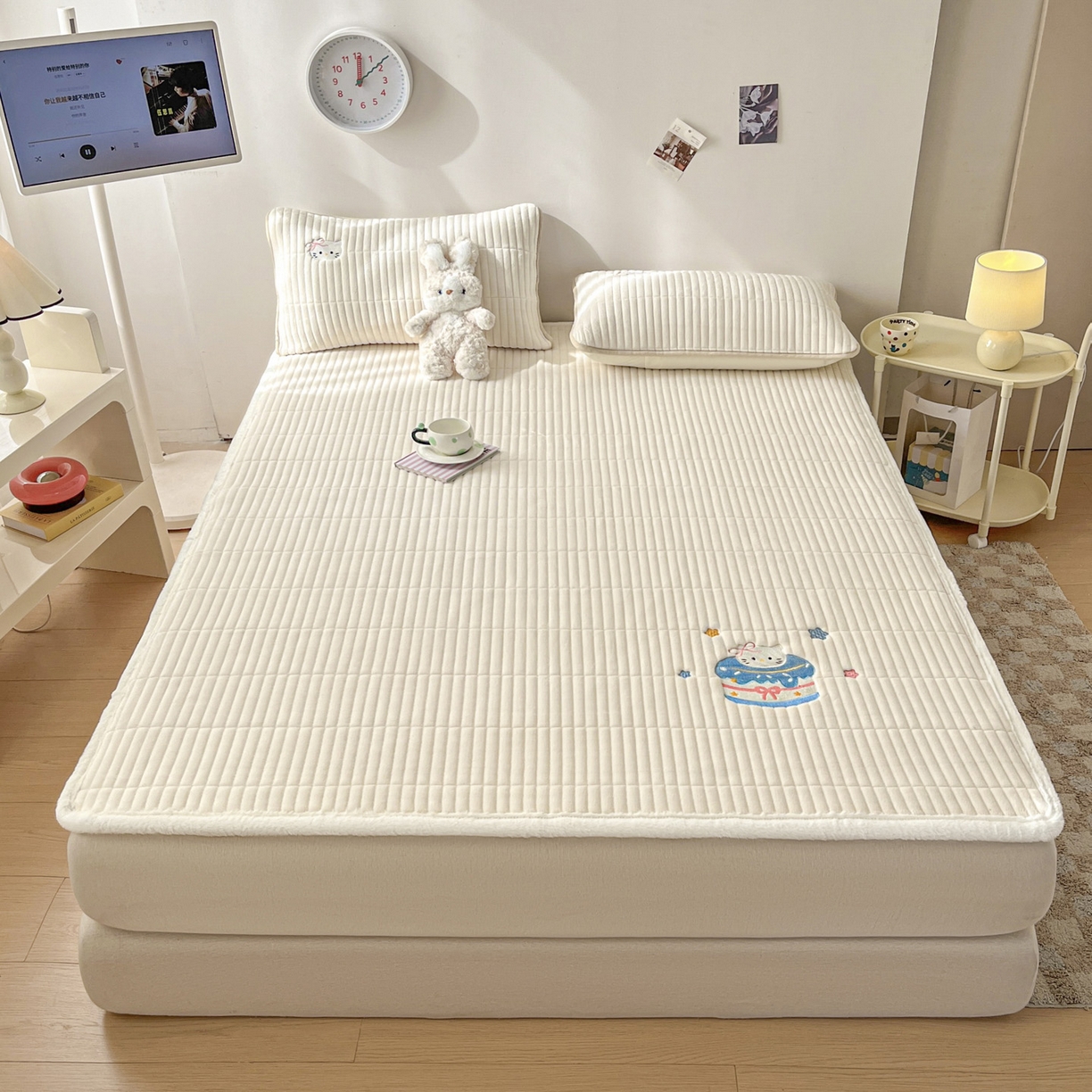 91家纺网 家纺一手货源 找家纺 （总）摩妮卡 2025新款加厚保暖牛奶绒夹棉绣花床垫三件套