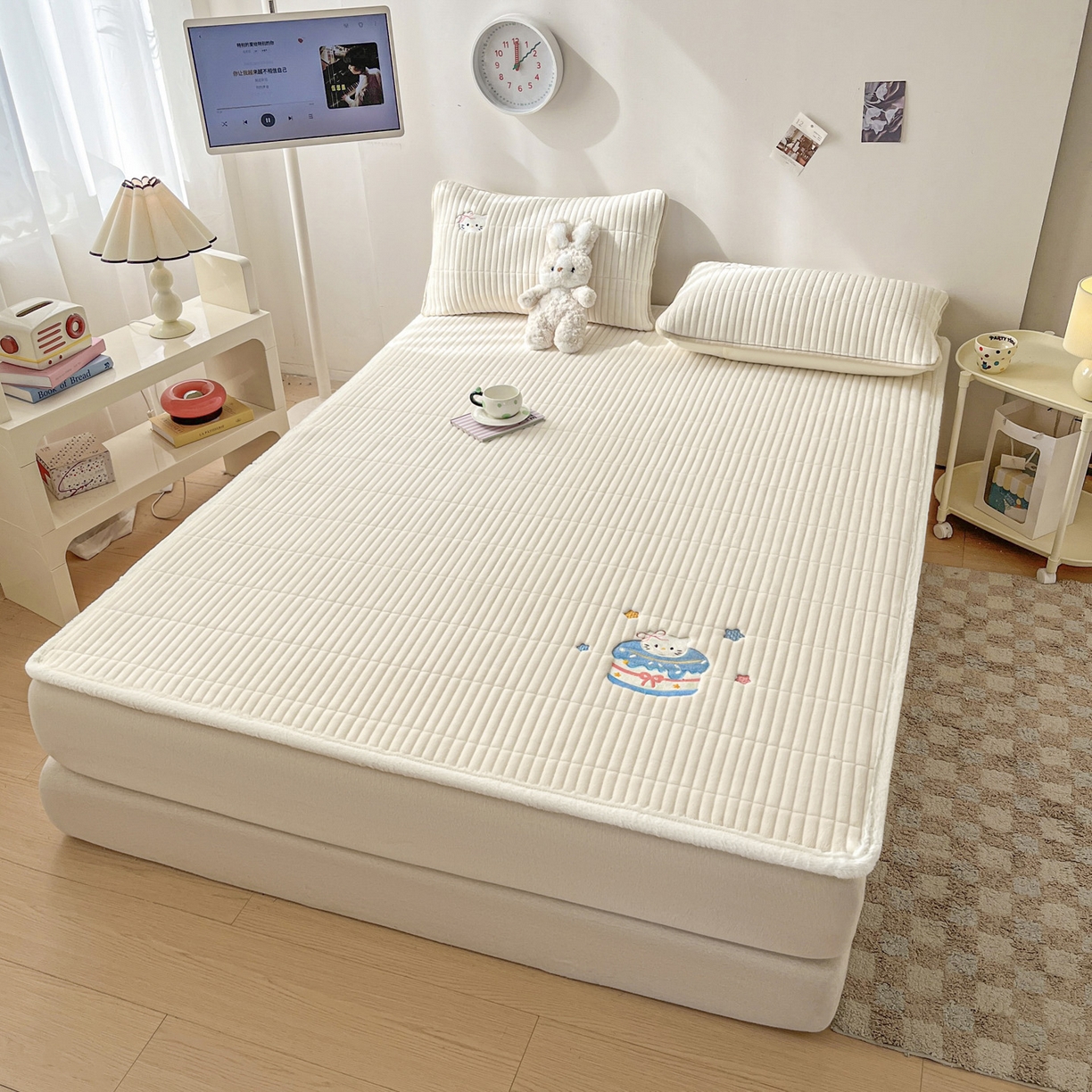 91家纺网 家纺一手货源 找家纺 （总）摩妮卡 2025新款加厚保暖牛奶绒夹棉绣花床垫三件套