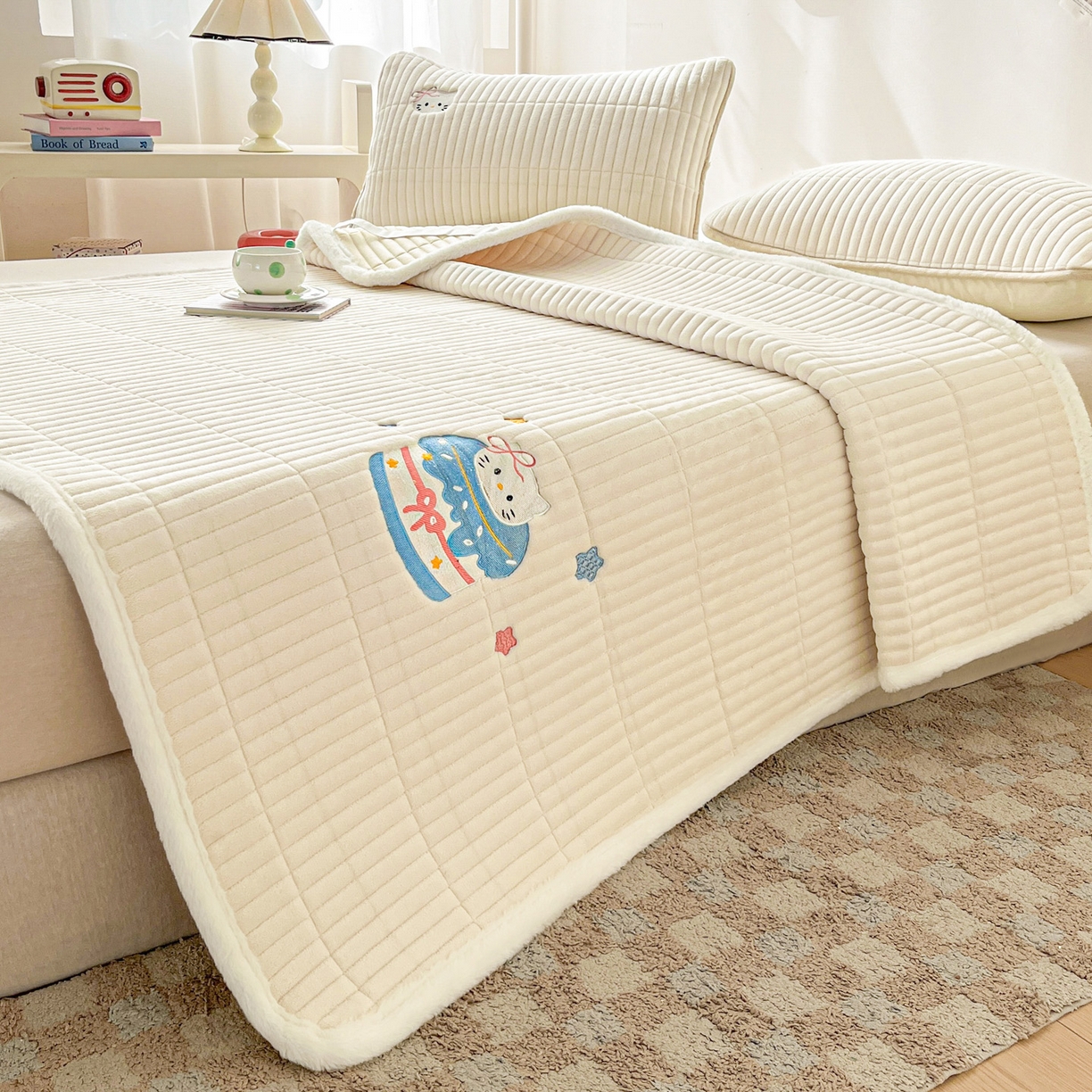 91家纺网 家纺一手货源 找家纺 （总）摩妮卡 2025新款加厚保暖牛奶绒夹棉绣花床垫三件套