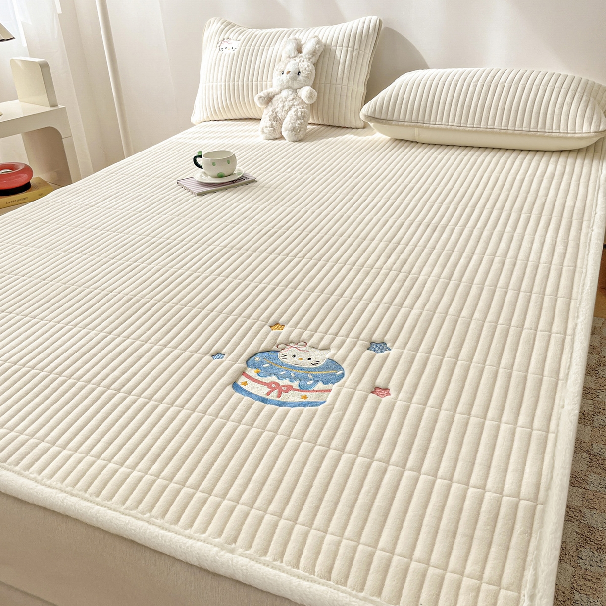 91家纺网 家纺一手货源 找家纺 （总）摩妮卡 2025新款加厚保暖牛奶绒夹棉绣花床垫三件套