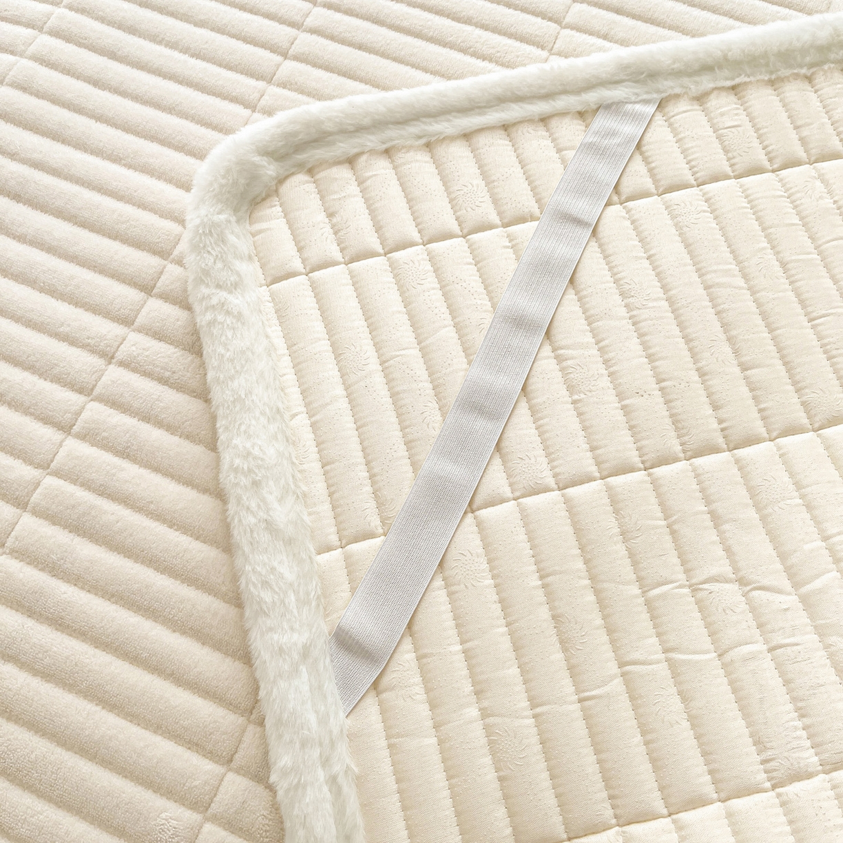 91家纺网 家纺一手货源 找家纺 （总）摩妮卡 2025新款加厚保暖牛奶绒夹棉绣花床垫三件套