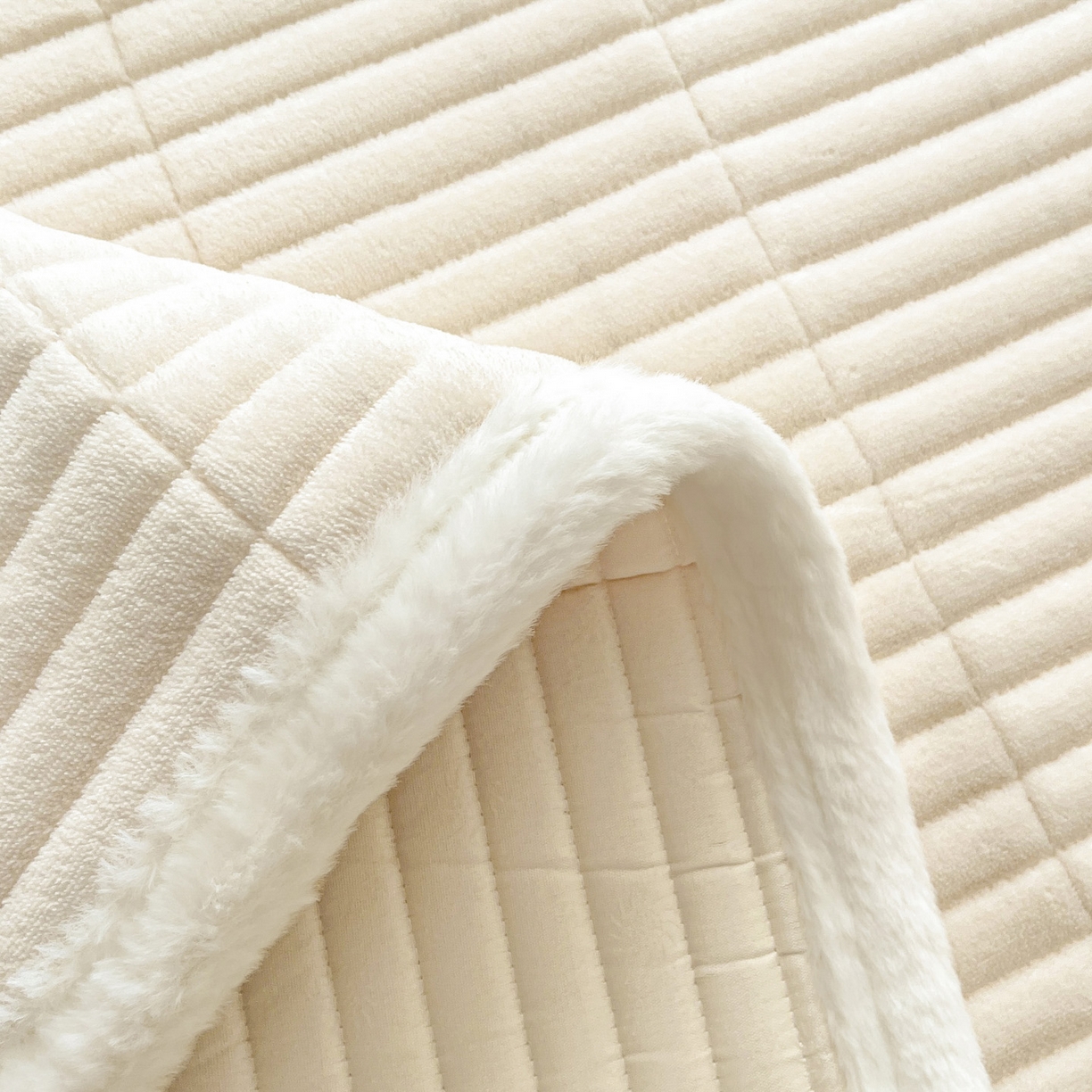 91家纺网 家纺一手货源 找家纺 （总）摩妮卡 2025新款加厚保暖牛奶绒夹棉绣花床垫三件套