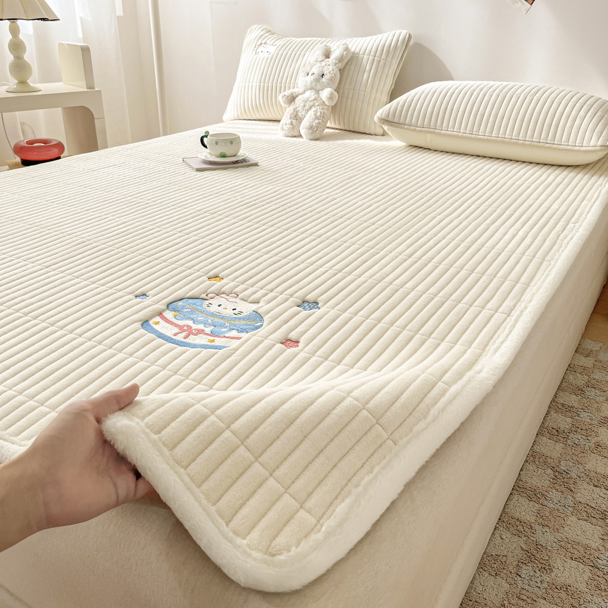 91家纺网 家纺一手货源 找家纺 （总）摩妮卡 2025新款加厚保暖牛奶绒夹棉绣花床垫三件套