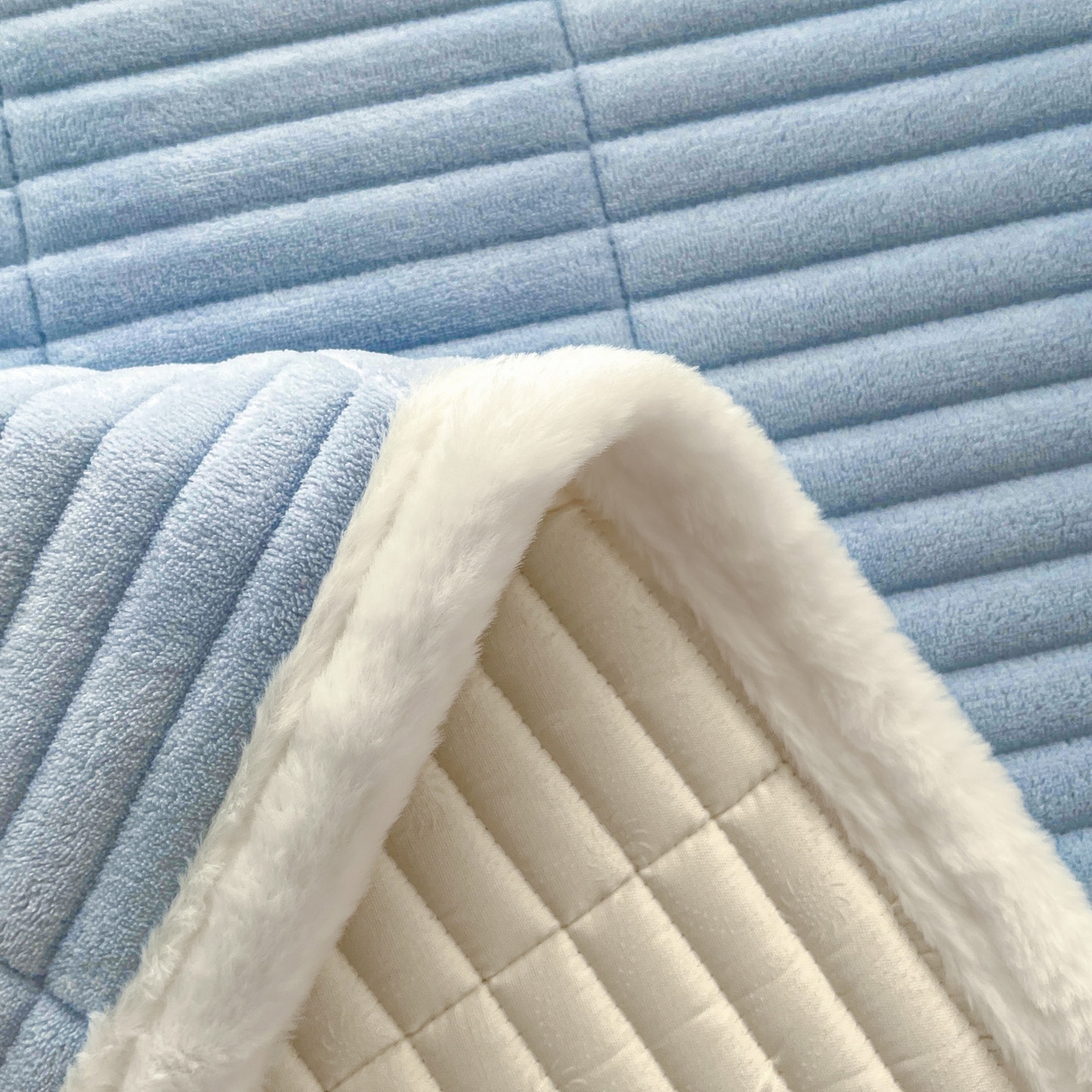 91家纺网 家纺一手货源 找家纺 摩妮卡 2025新款加厚保暖牛奶绒夹棉绣花床垫三件套 呆呆熊-蓝