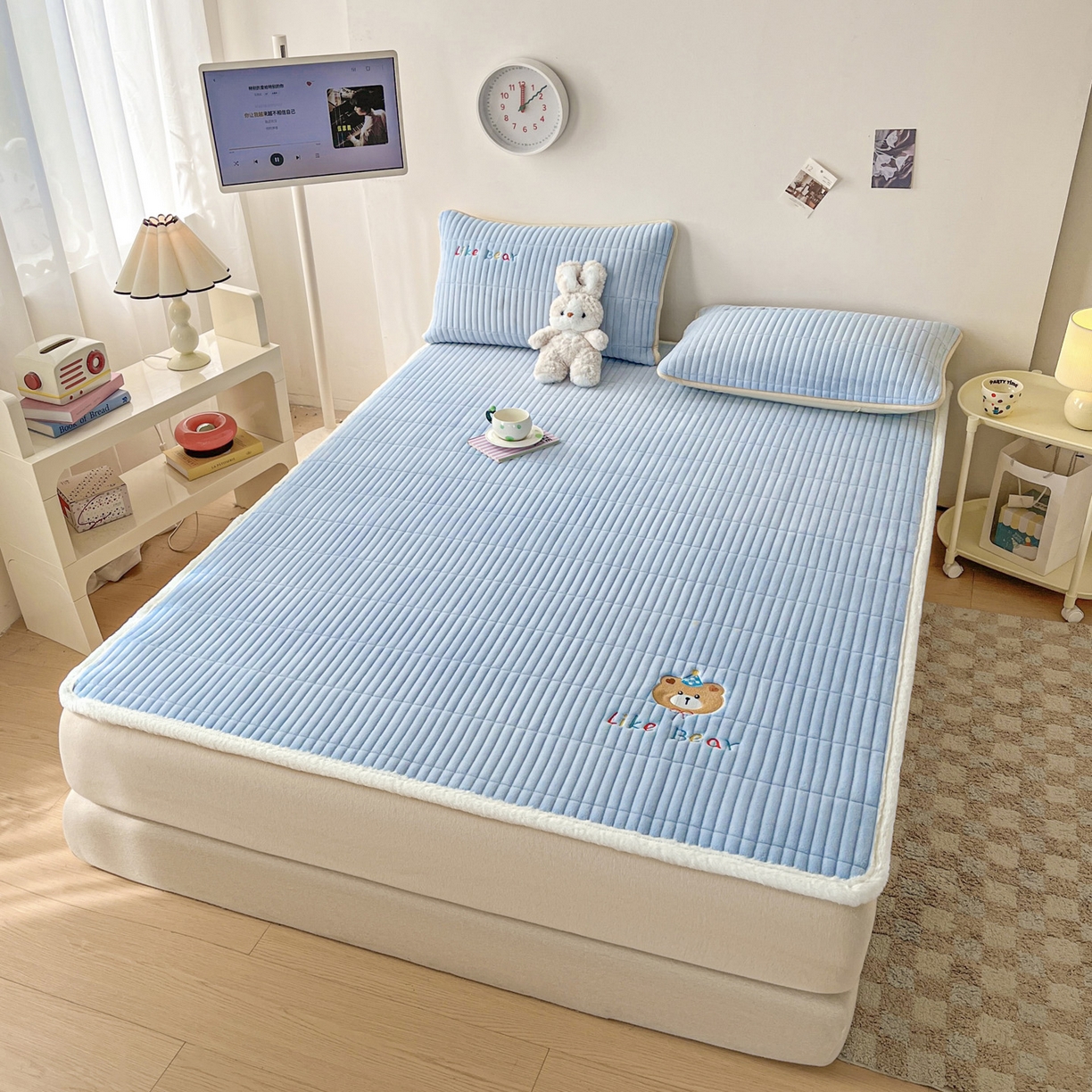 91家纺网 家纺一手货源 找家纺 摩妮卡 2025新款加厚保暖牛奶绒夹棉绣花床垫三件套 呆呆熊-蓝