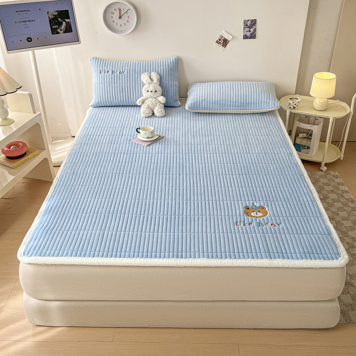 91家纺网 家纺一手货源 找家纺 摩妮卡 2025新款加厚保暖牛奶绒夹棉绣花床垫三件套 呆呆熊-蓝