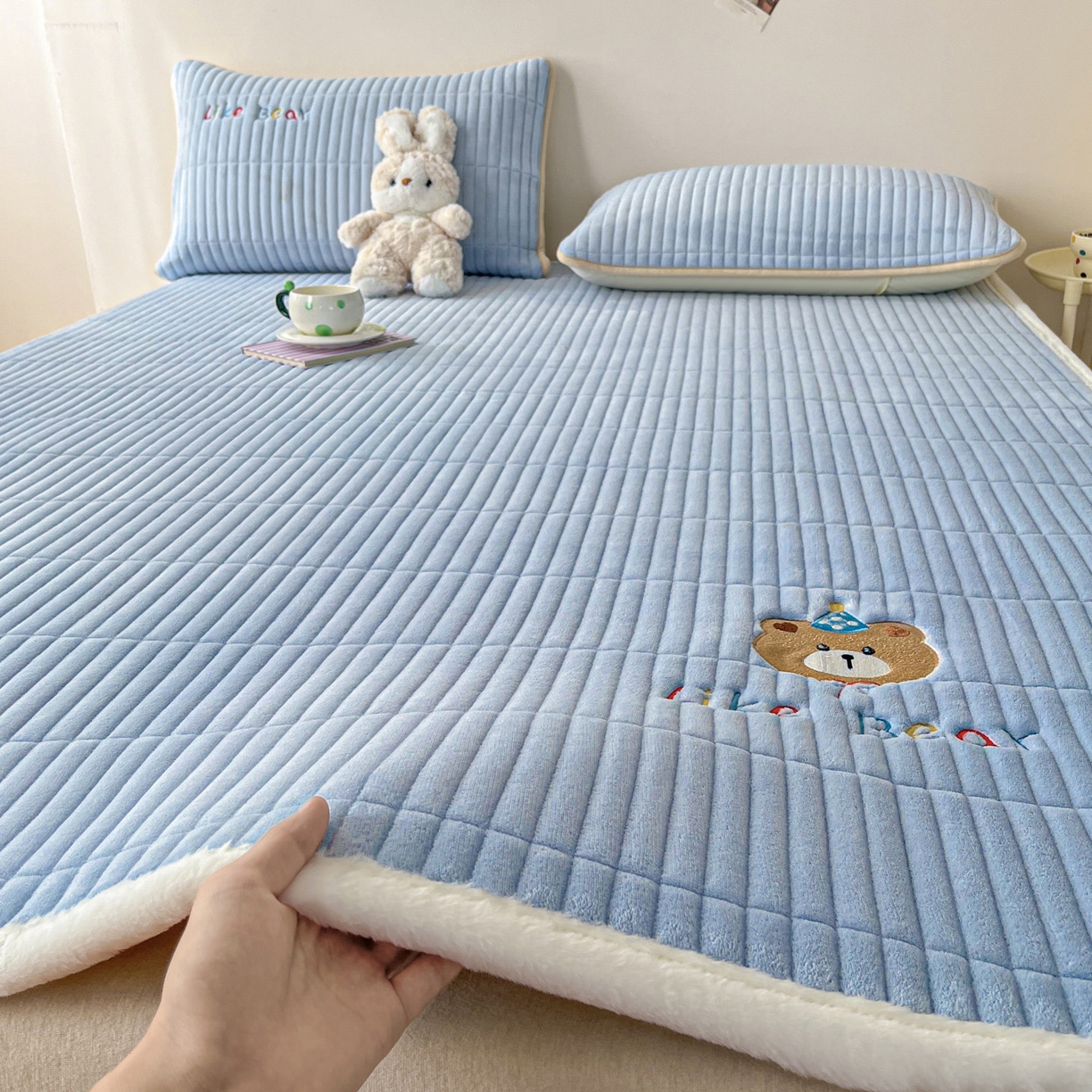 91家纺网 家纺一手货源 找家纺 摩妮卡 2025新款加厚保暖牛奶绒夹棉绣花床垫三件套 呆呆熊-蓝