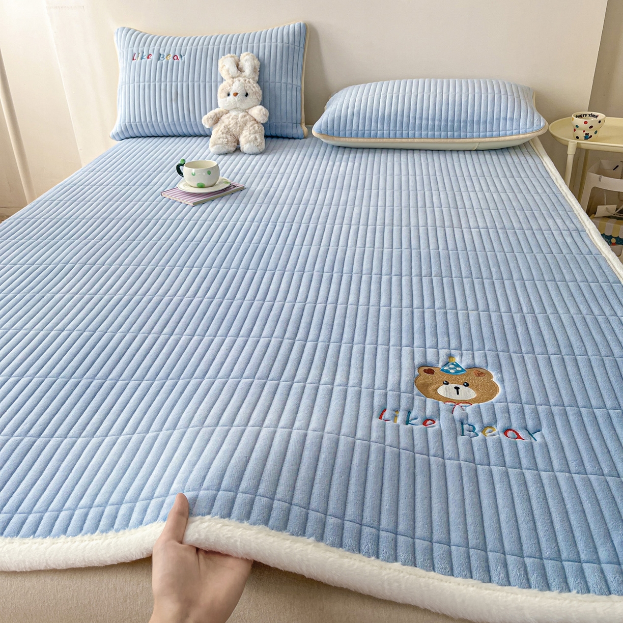 91家纺网 家纺一手货源 找家纺 摩妮卡 2025新款加厚保暖牛奶绒夹棉绣花床垫三件套 呆呆熊-蓝