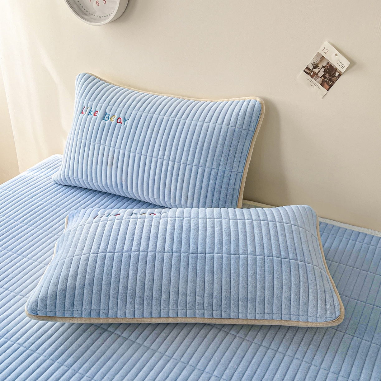 91家纺网 家纺一手货源 找家纺 摩妮卡 2025新款加厚保暖牛奶绒夹棉绣花床垫三件套 呆呆熊-蓝