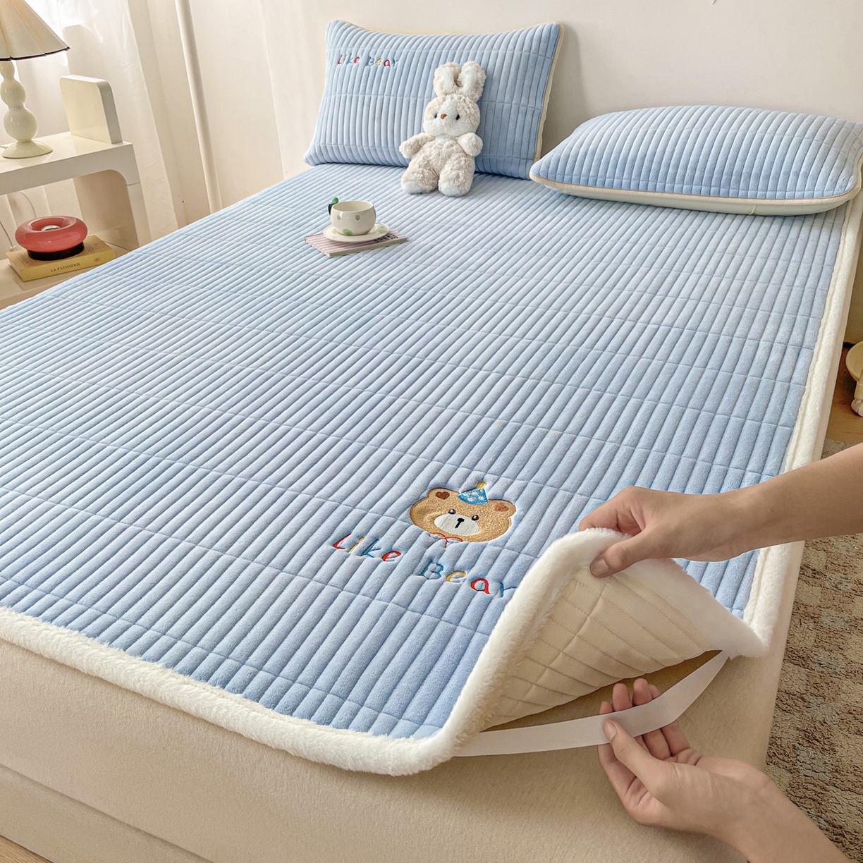 91家纺网 家纺一手货源 找家纺 摩妮卡 2025新款加厚保暖牛奶绒夹棉绣花床垫三件套 呆呆熊-蓝