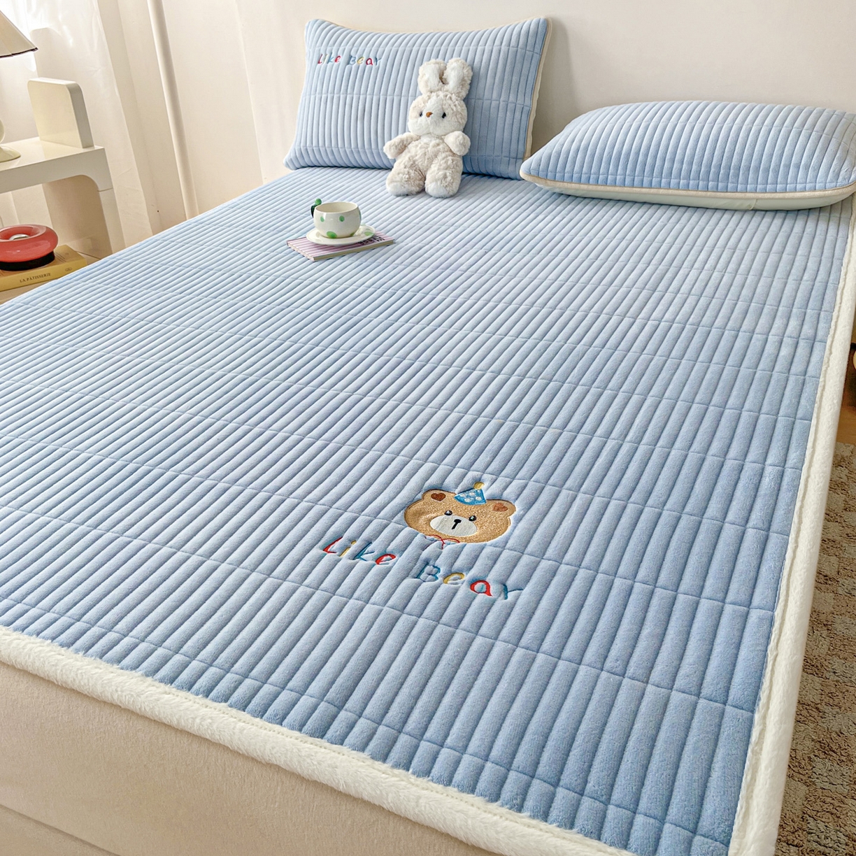 91家纺网 家纺一手货源 找家纺 摩妮卡 2025新款加厚保暖牛奶绒夹棉绣花床垫三件套 呆呆熊-蓝