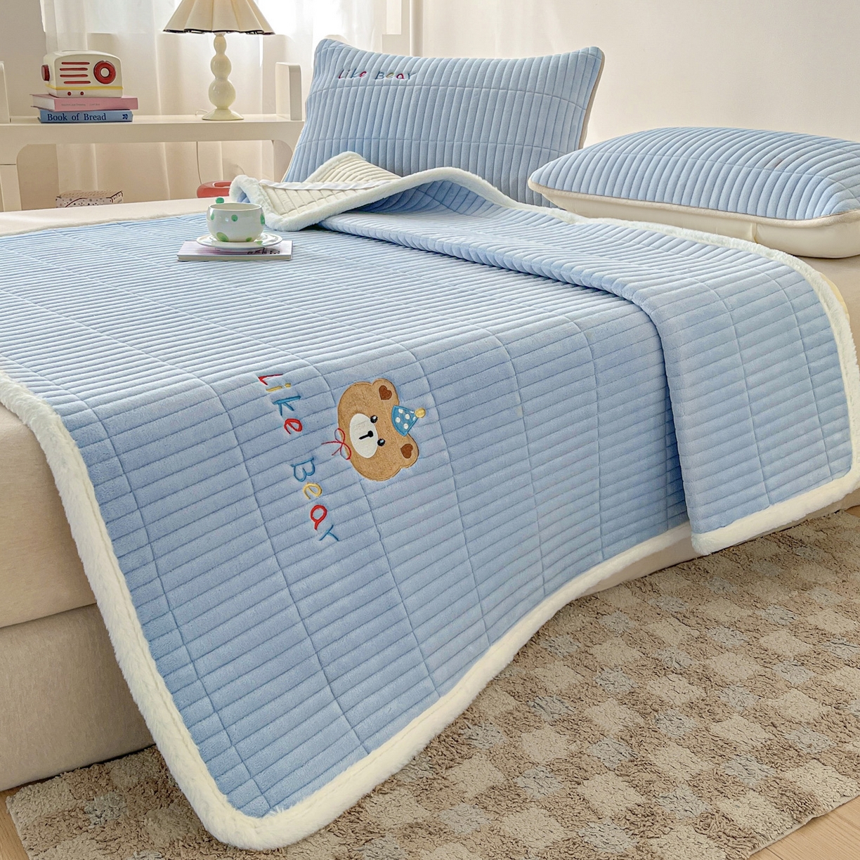 91家纺网 家纺一手货源 找家纺 摩妮卡 2025新款加厚保暖牛奶绒夹棉绣花床垫三件套 呆呆熊-蓝