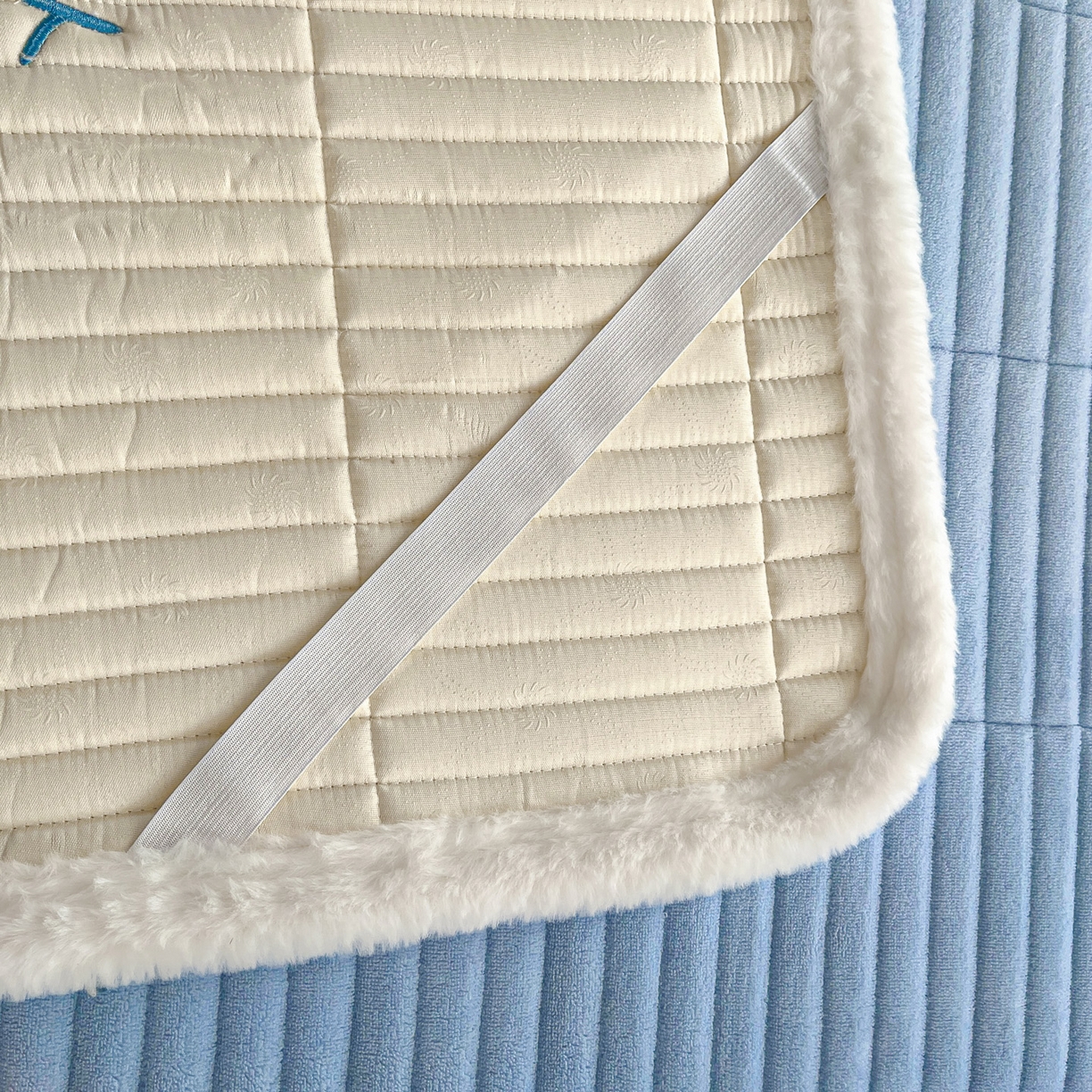 91家纺网 家纺一手货源 找家纺 摩妮卡 2025新款加厚保暖牛奶绒夹棉绣花床垫三件套 呆呆熊-蓝