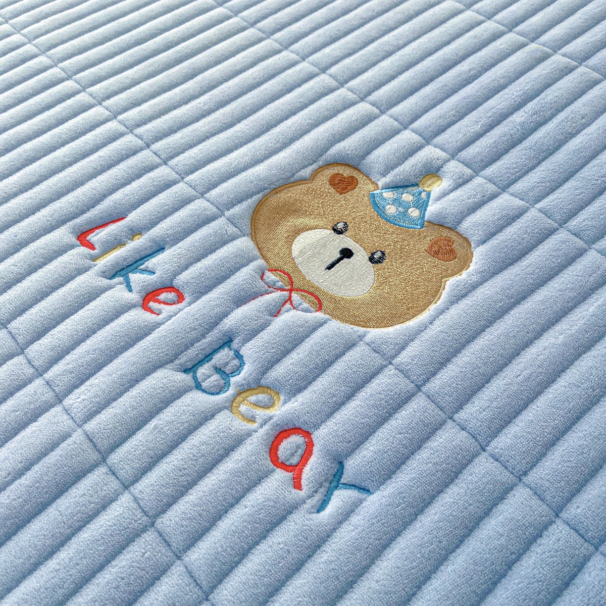 91家纺网 家纺一手货源 找家纺 摩妮卡 2025新款加厚保暖牛奶绒夹棉绣花床垫三件套 呆呆熊-蓝