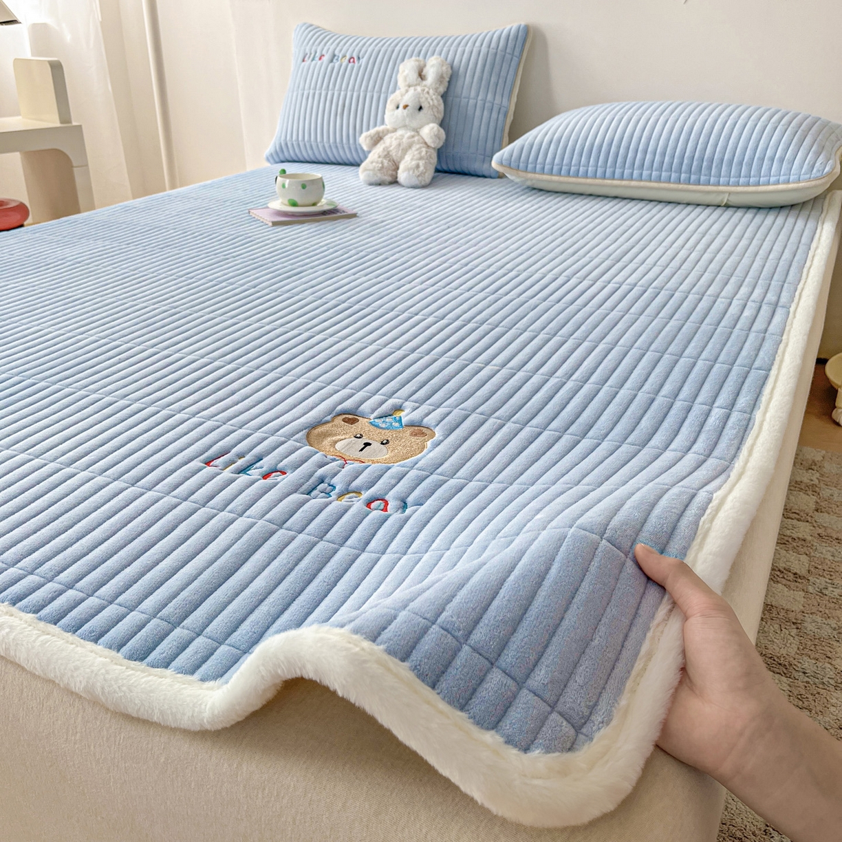 91家纺网 家纺一手货源 找家纺 摩妮卡 2025新款加厚保暖牛奶绒夹棉绣花床垫三件套 呆呆熊-蓝