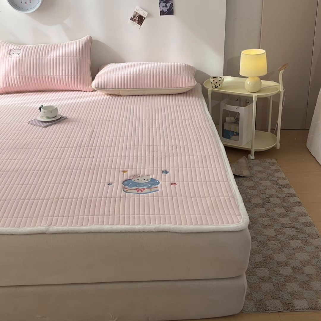 91家纺网 家纺一手货源 找家纺 摩妮卡 2025新款加厚保暖牛奶绒夹棉绣花床垫三件套 Kitty猫-粉