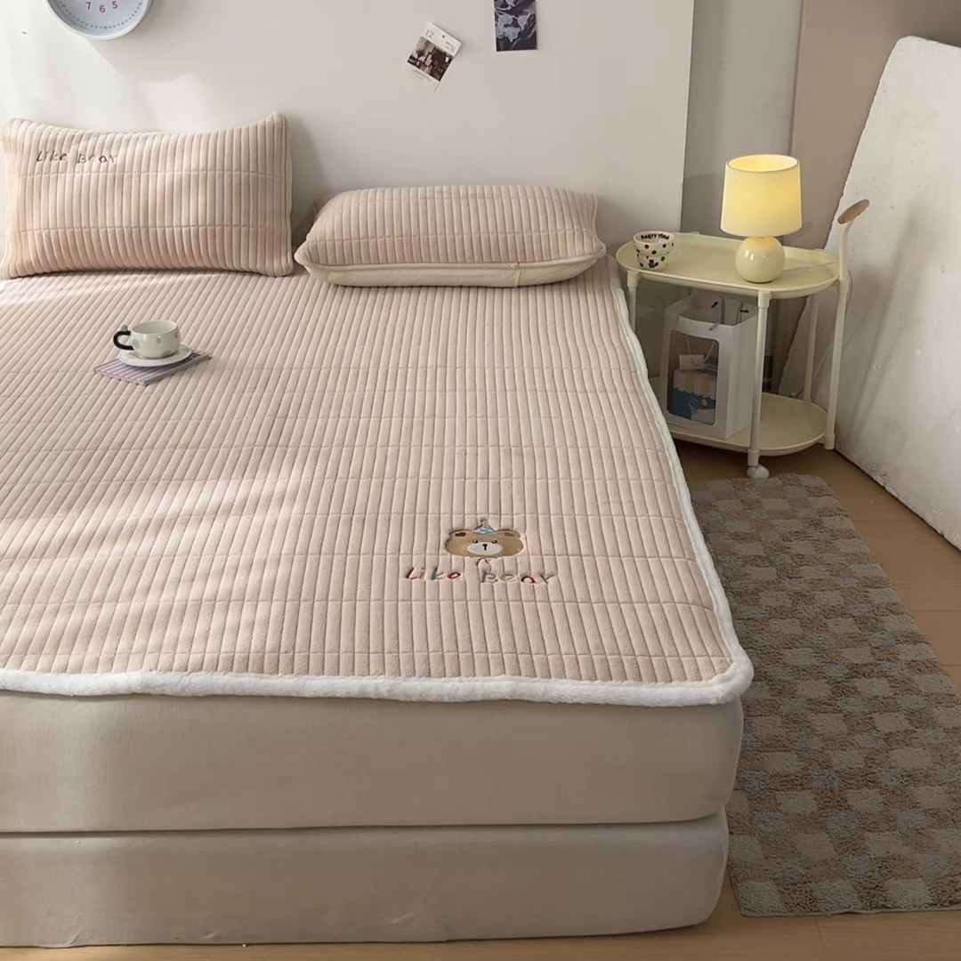 91家纺网 家纺一手货源 找家纺 摩妮卡 2025新款加厚保暖牛奶绒夹棉绣花床垫三件套 呆呆熊-咖