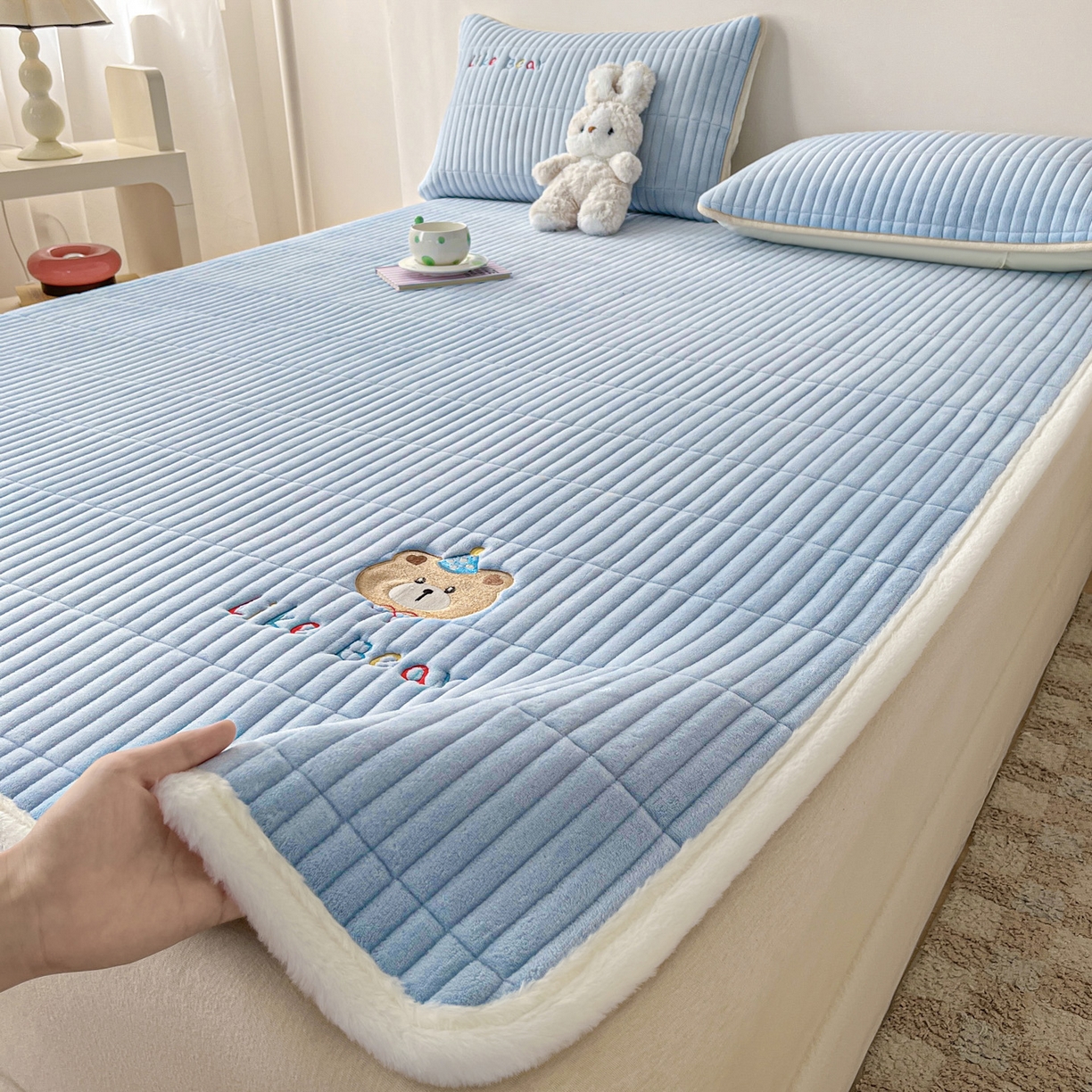 91家纺网 家纺一手货源 找家纺 摩妮卡 2025新款加厚保暖牛奶绒夹棉绣花床垫三件套 呆呆熊-蓝