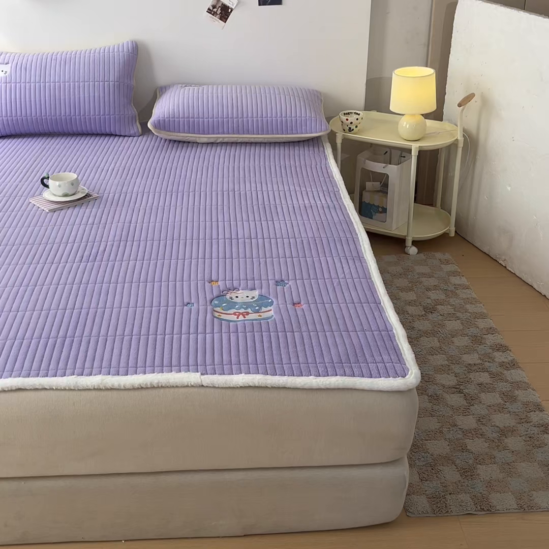 91家纺网 家纺一手货源 找家纺 摩妮卡 2025新款加厚保暖牛奶绒夹棉绣花床垫三件套 Kitty猫-紫