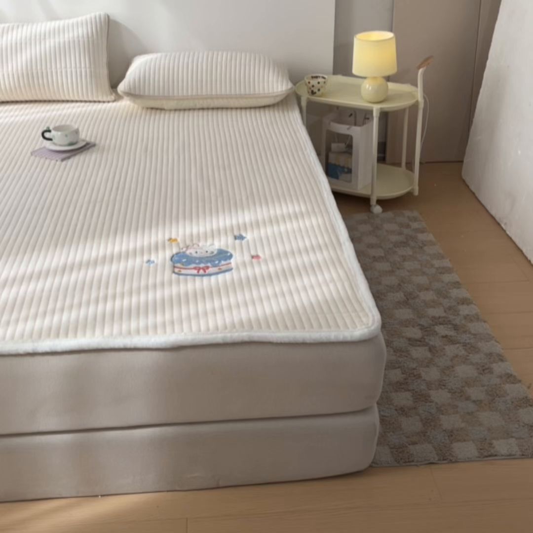 91家纺网 家纺一手货源 找家纺 （总）摩妮卡 2025新款加厚保暖牛奶绒夹棉绣花床垫三件套