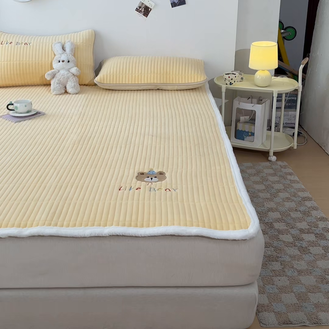 91家纺网 家纺一手货源 找家纺 摩妮卡 2025新款加厚保暖牛奶绒夹棉绣花床垫三件套 呆呆熊-黄