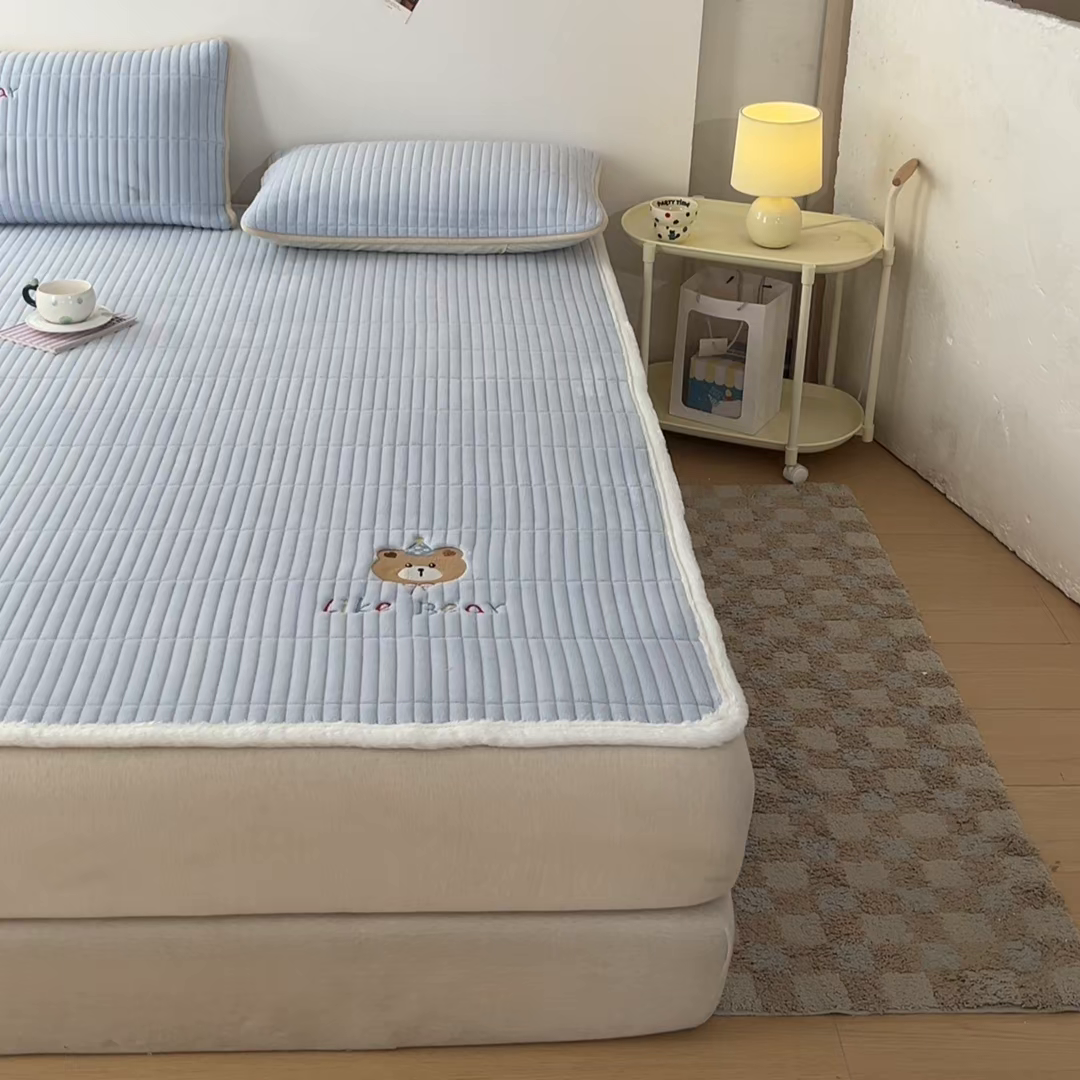 91家纺网 家纺一手货源 找家纺 摩妮卡 2025新款加厚保暖牛奶绒夹棉绣花床垫三件套 呆呆熊-蓝