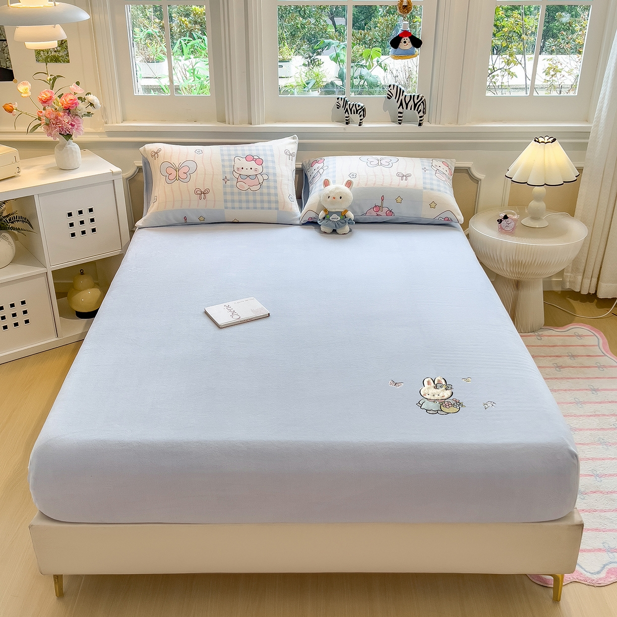 91家纺网 家纺一手货源 找家纺 （总）摩妮卡 2025新款牛奶绒贴布绣绒床笠保护床垫三件套