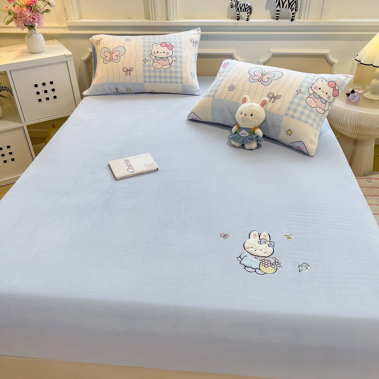 91家纺网 家纺一手货源 找家纺 （总）摩妮卡 2025新款牛奶绒贴布绣绒床笠保护床垫三件套