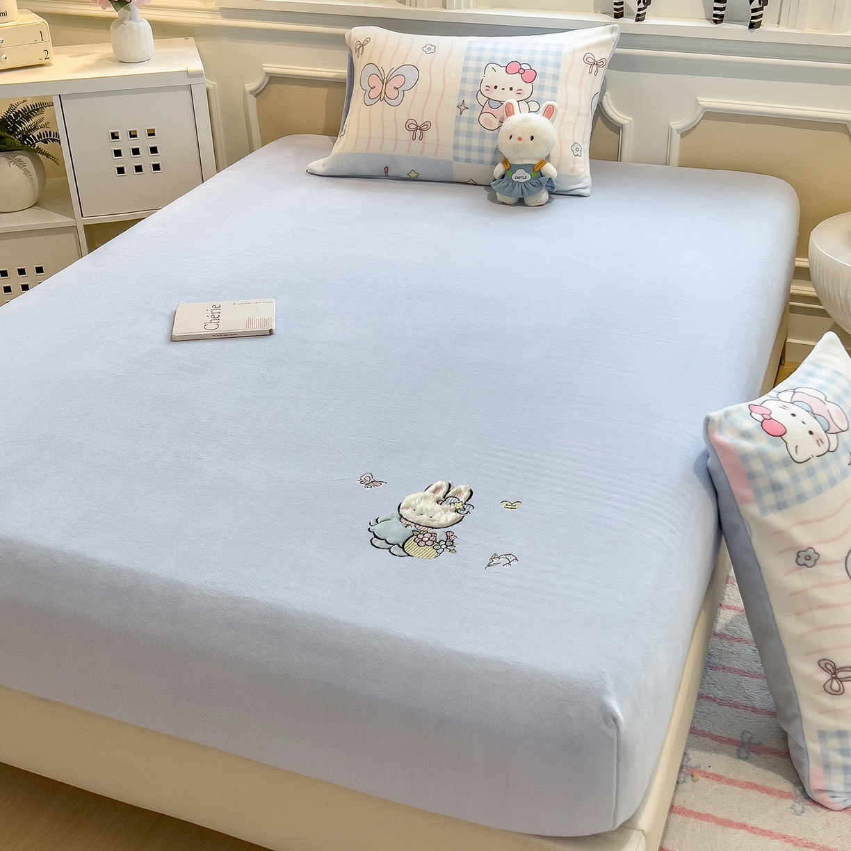 91家纺网 家纺一手货源 找家纺 （总）摩妮卡 2025新款牛奶绒贴布绣绒床笠保护床垫三件套