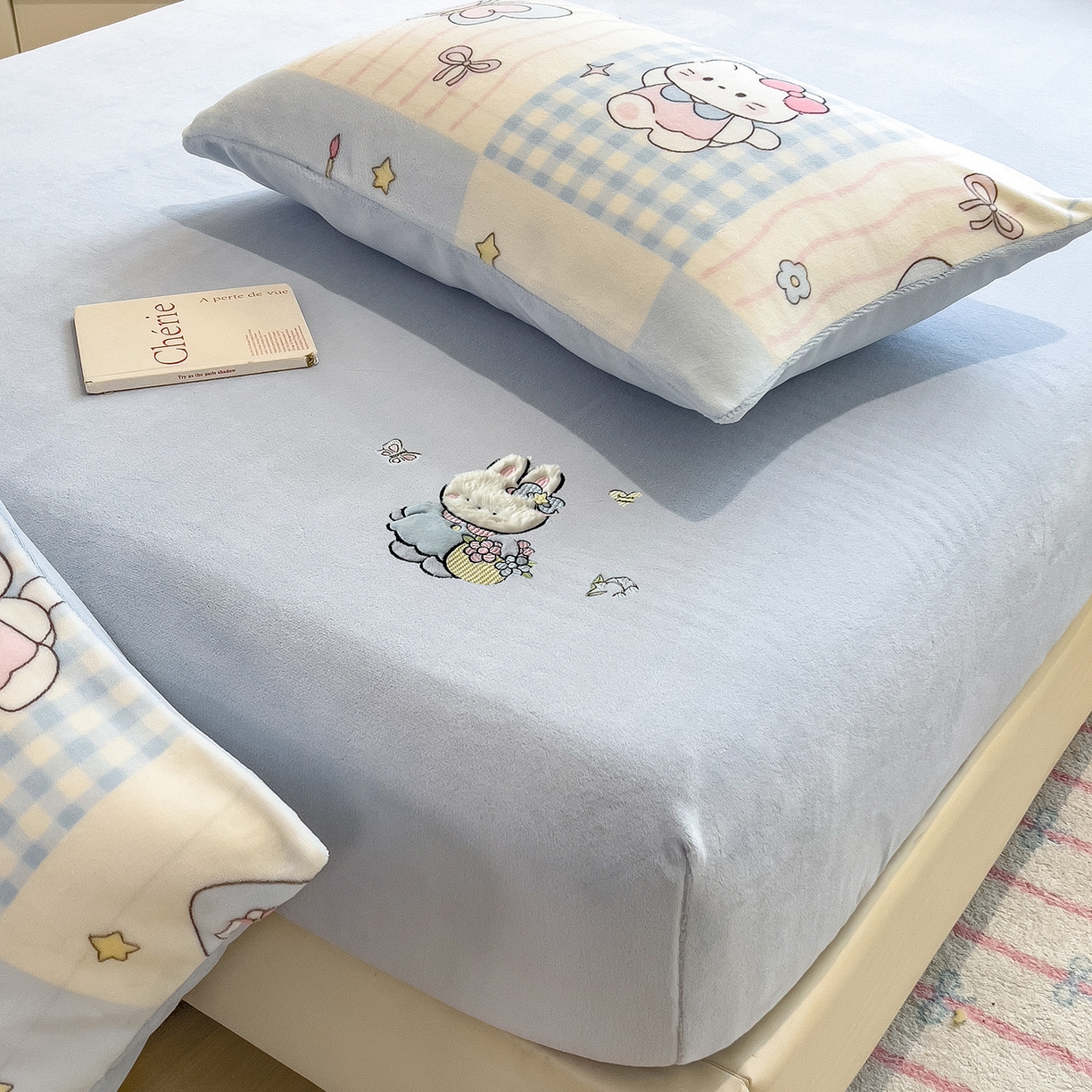 91家纺网 家纺一手货源 找家纺 （总）摩妮卡 2025新款牛奶绒贴布绣绒床笠保护床垫三件套