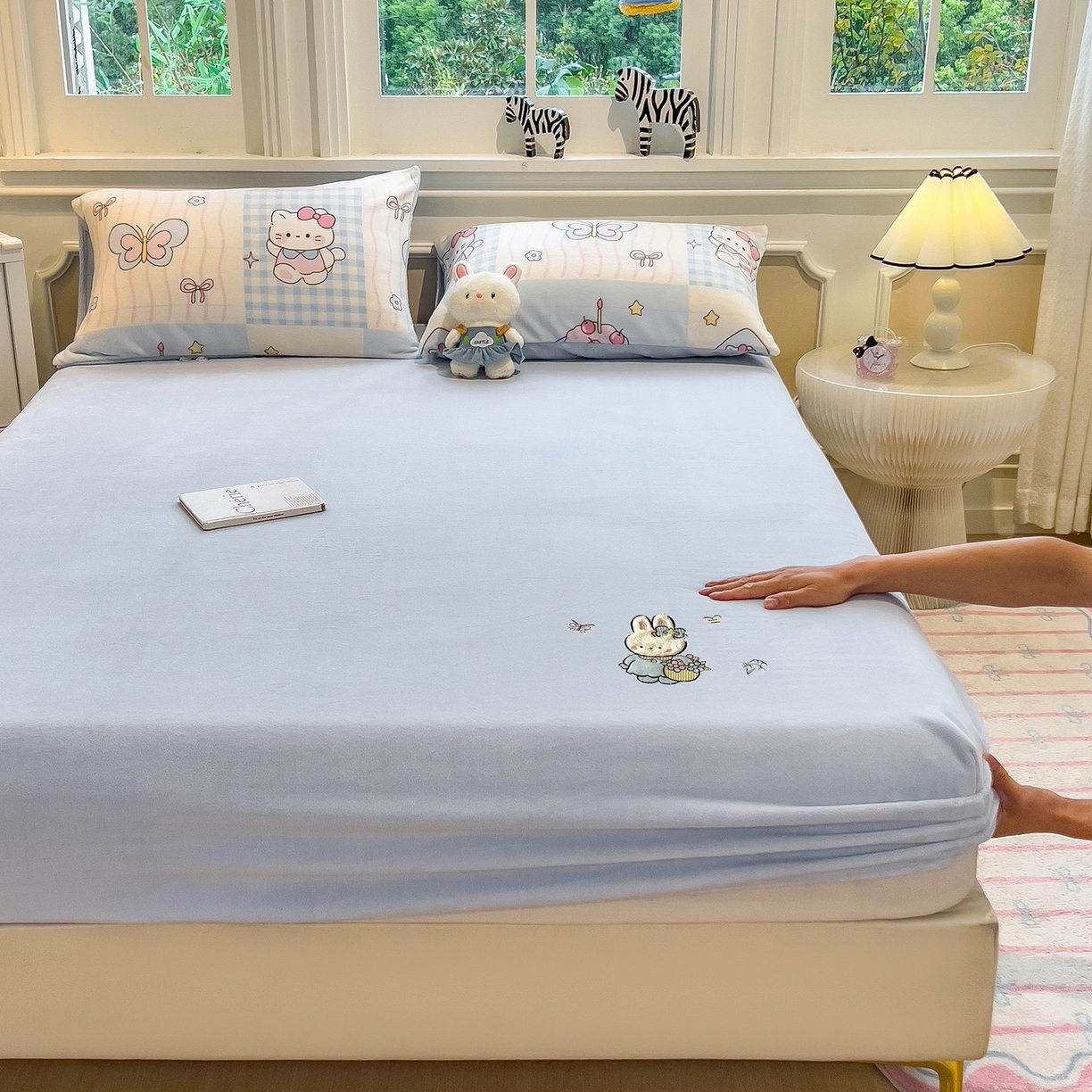 91家纺网 家纺一手货源 找家纺 （总）摩妮卡 2025新款牛奶绒贴布绣绒床笠保护床垫三件套