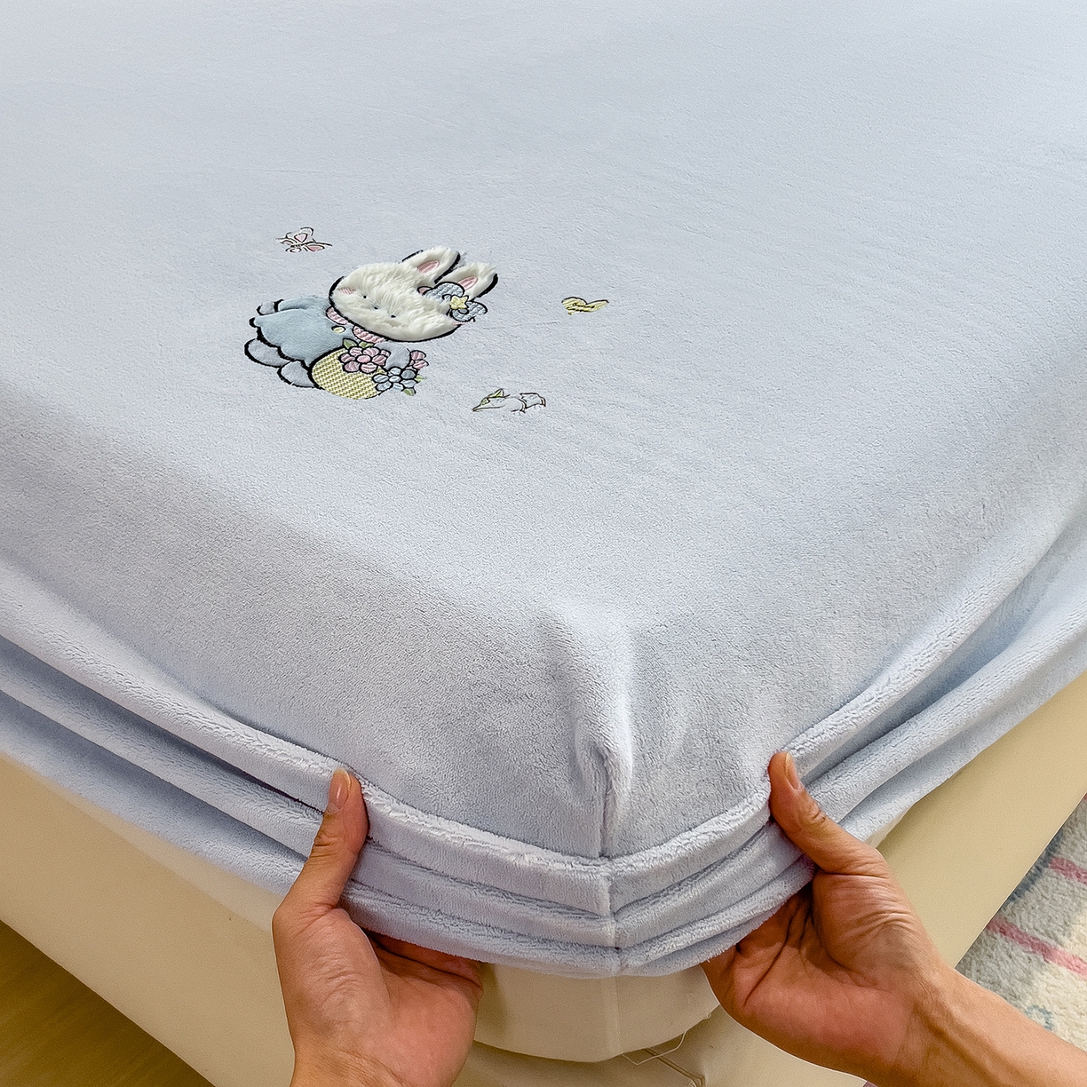 91家纺网 家纺一手货源 找家纺 （总）摩妮卡 2025新款牛奶绒贴布绣绒床笠保护床垫三件套