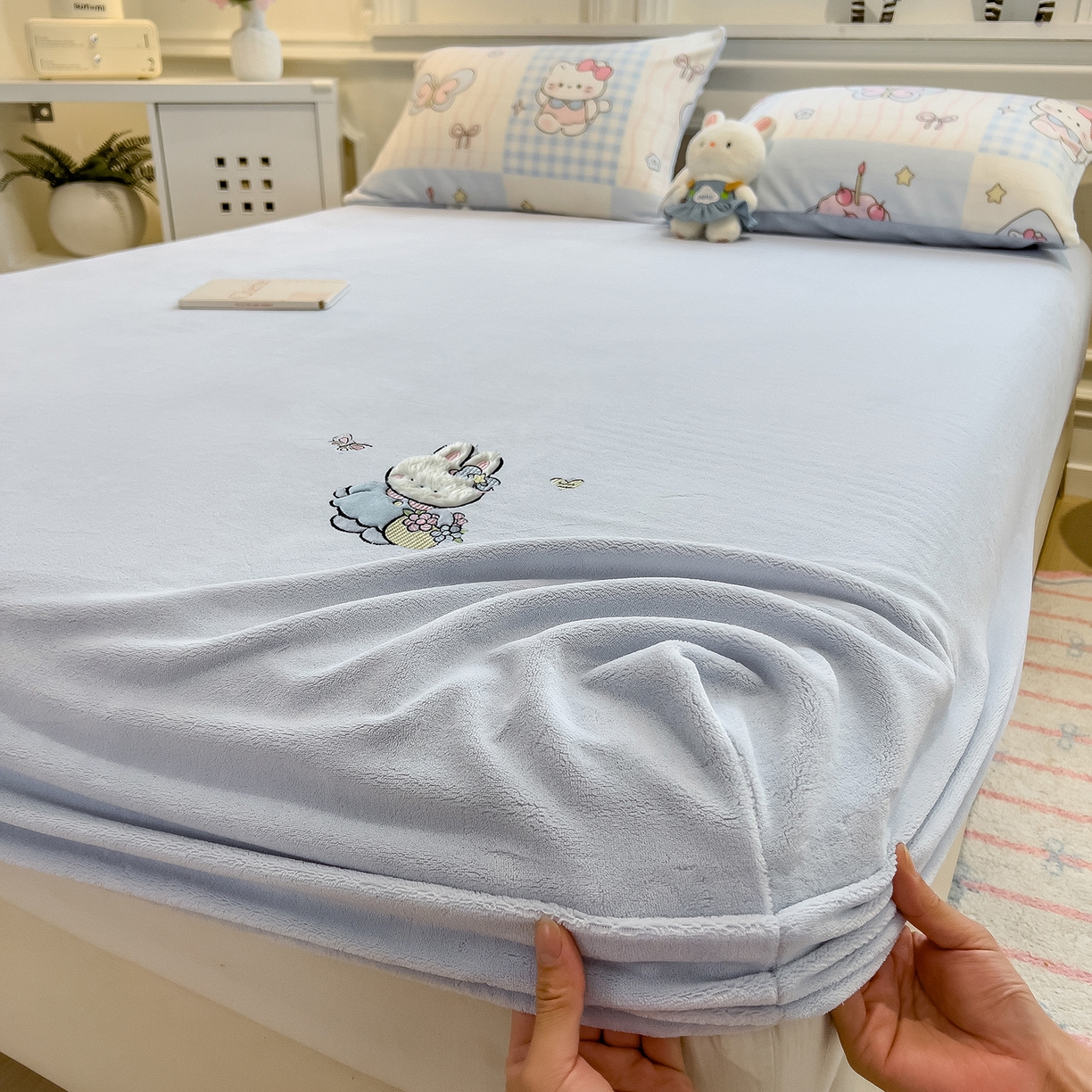 91家纺网 家纺一手货源 找家纺 （总）摩妮卡 2025新款牛奶绒贴布绣绒床笠保护床垫三件套