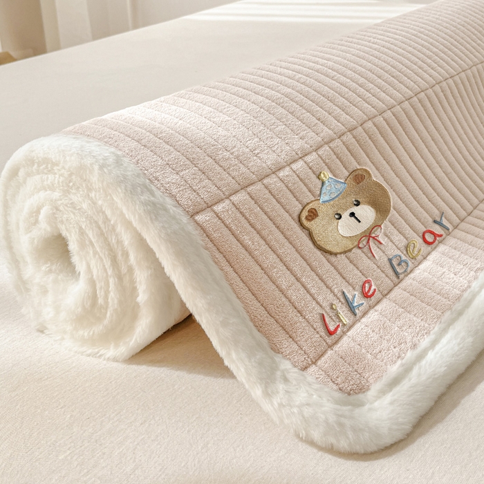 91家纺网 家纺一手货源 找家纺 （总）摩妮卡 2025新款加厚保暖牛奶绒夹棉绣花床垫三件套