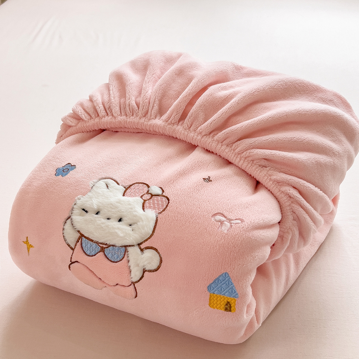 91家纺网 家纺一手货源 找家纺 （总）摩妮卡 2025新款牛奶绒贴布绣绒床笠保护床垫三件套