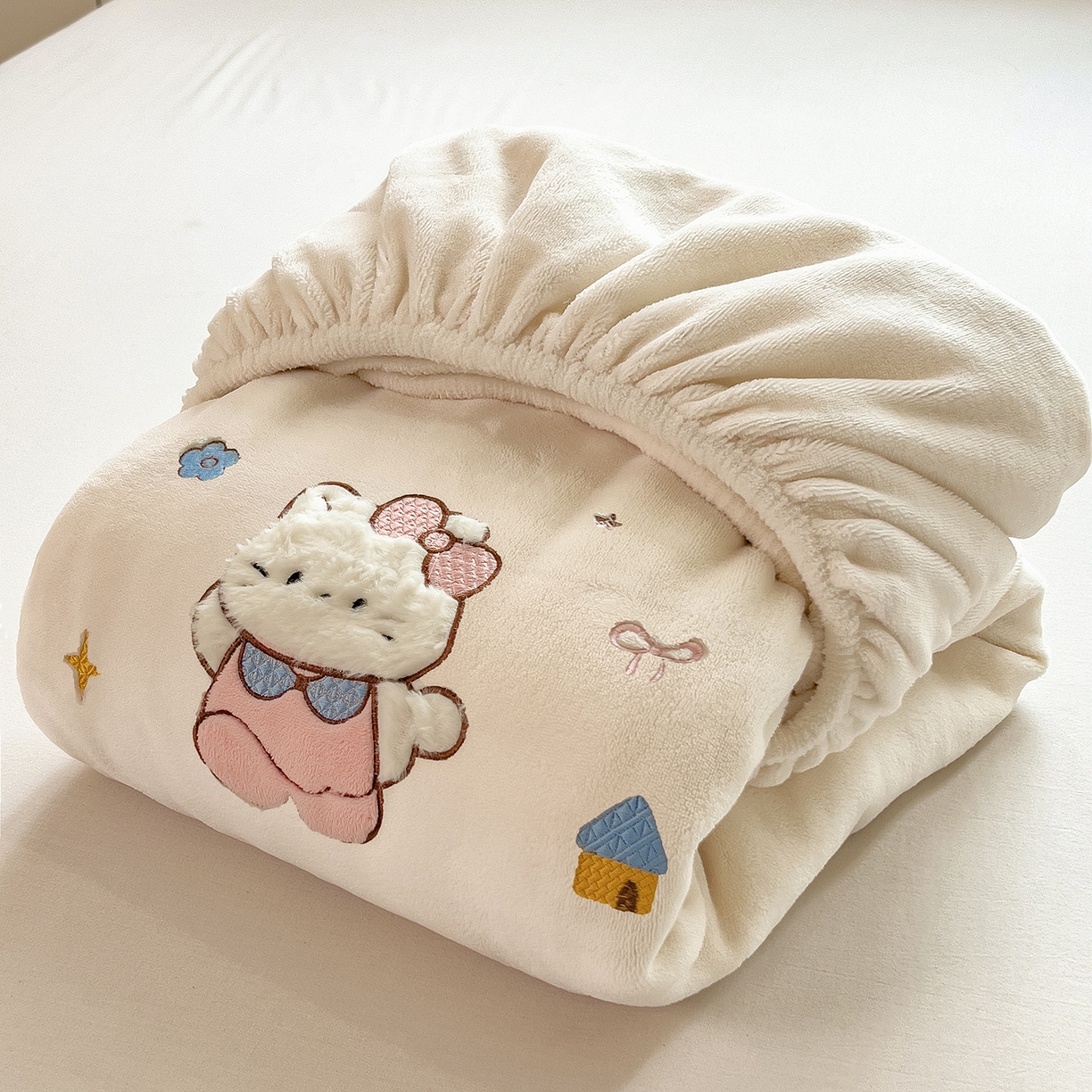 91家纺网 家纺一手货源 找家纺 （总）摩妮卡 2025新款牛奶绒贴布绣绒床笠保护床垫三件套