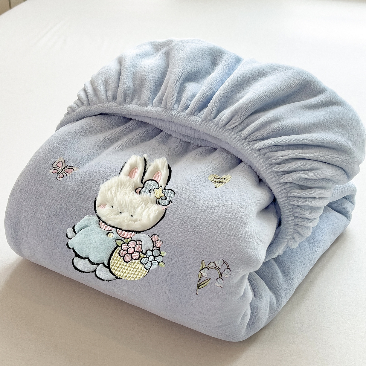 摩妮卡 2025新款牛奶绒贴布绣绒床笠保护床垫三件套 采花的小兔